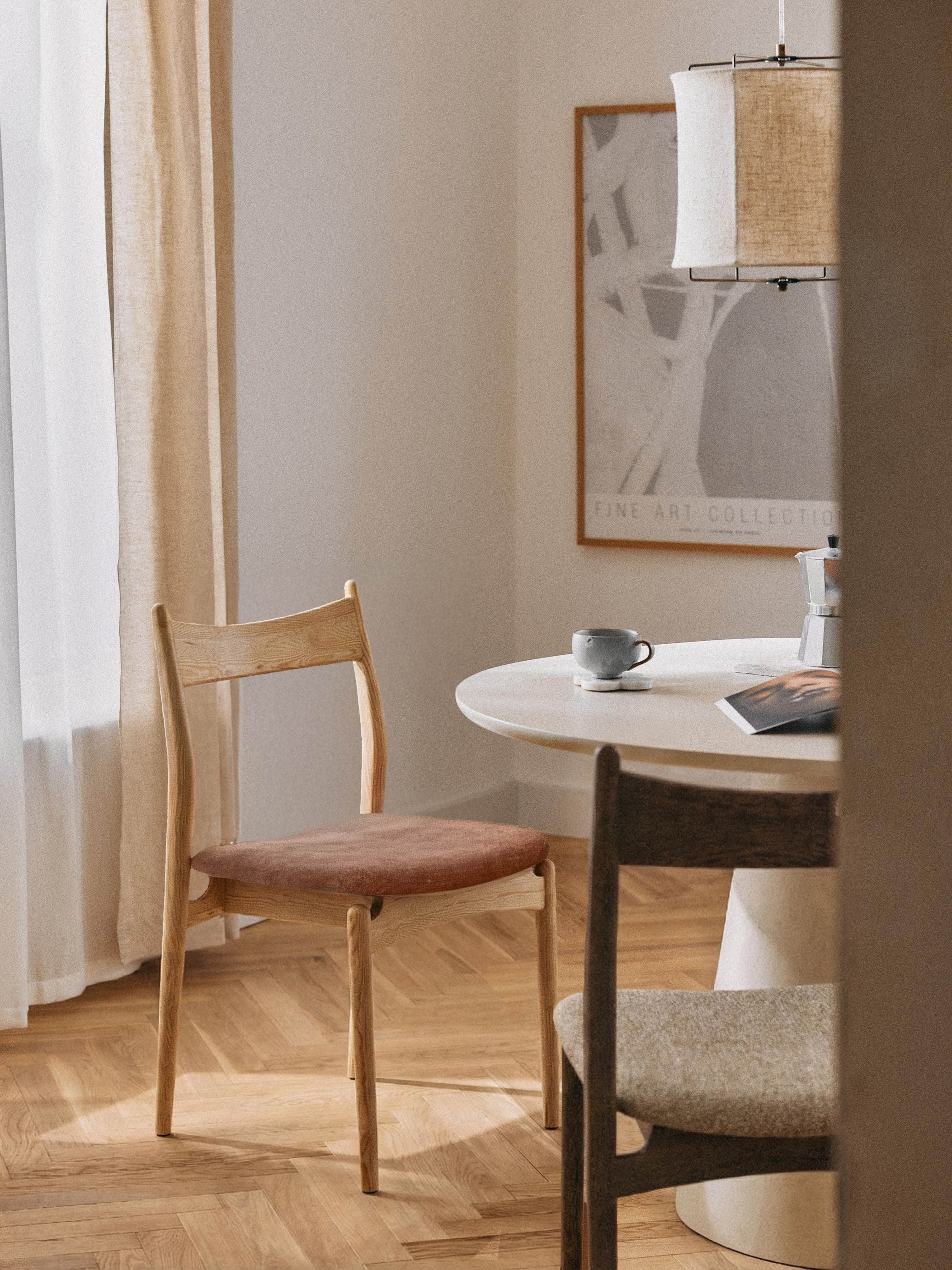 Stuhl Koa aus Eschenholz mit gepolsteter Sitzfläche