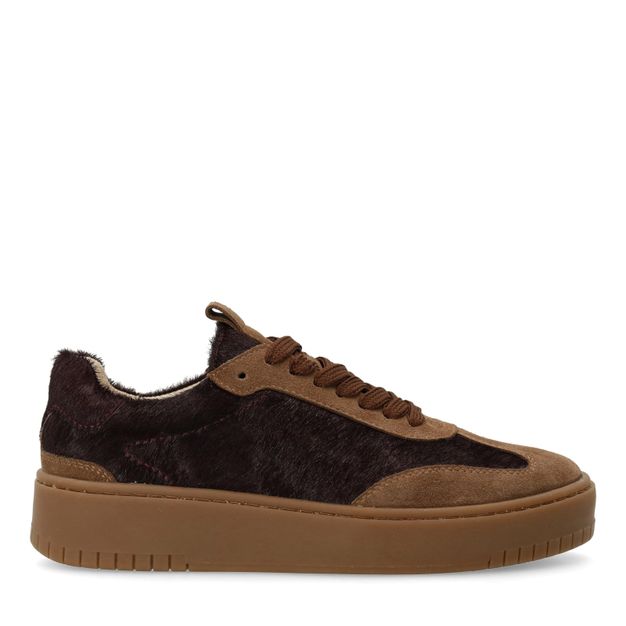 Bruine suède sneakers met burgundy pony hair