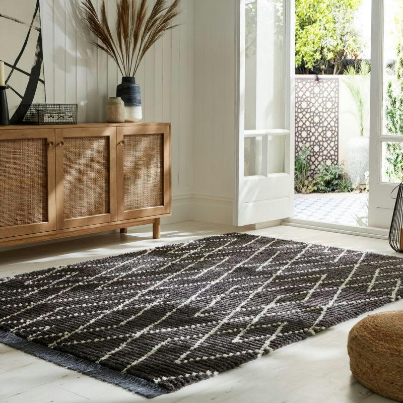 AÏSHA - Tapis doux motifs berbères blancs sur fond noir 160 x 230