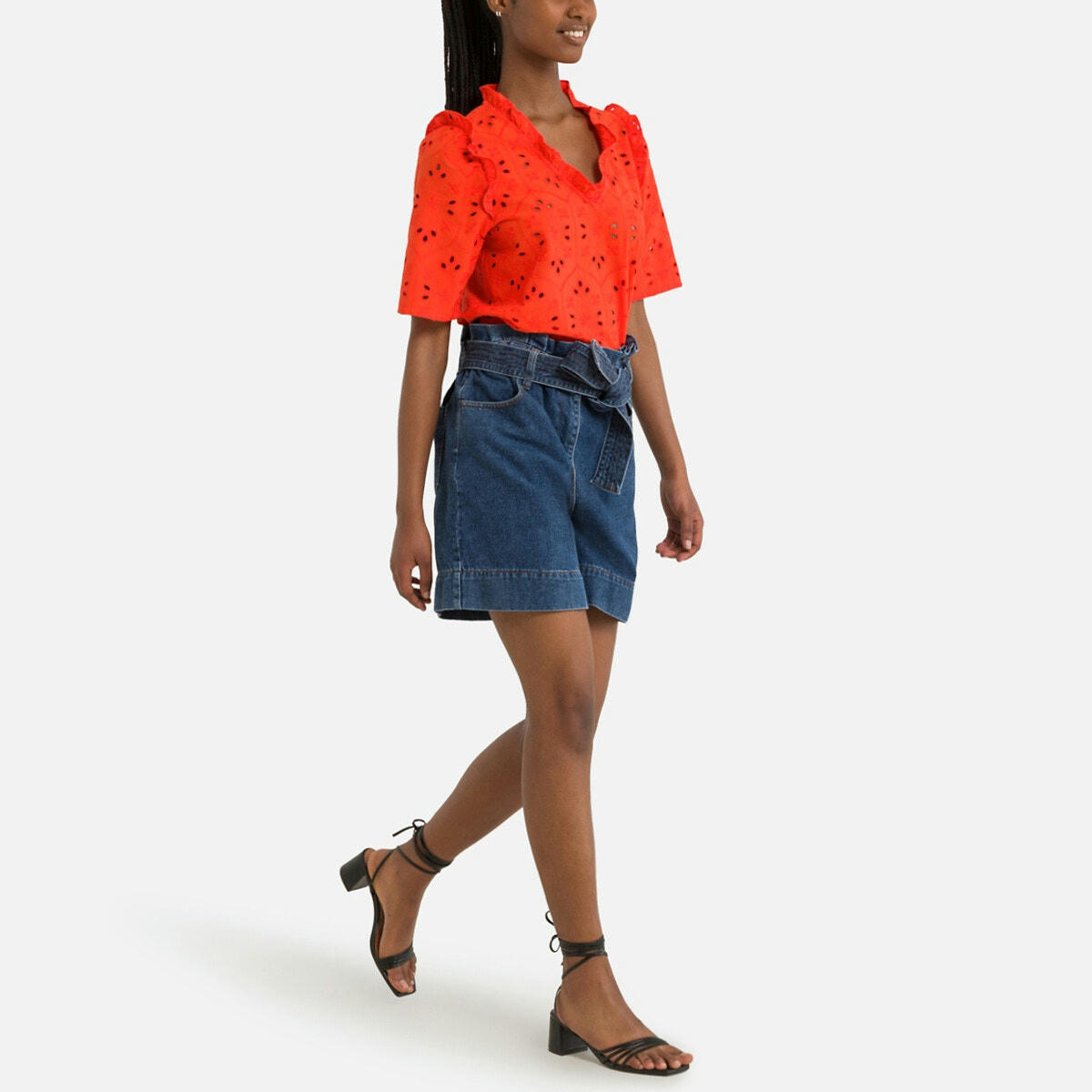 Blouse col v, broderie anglaise