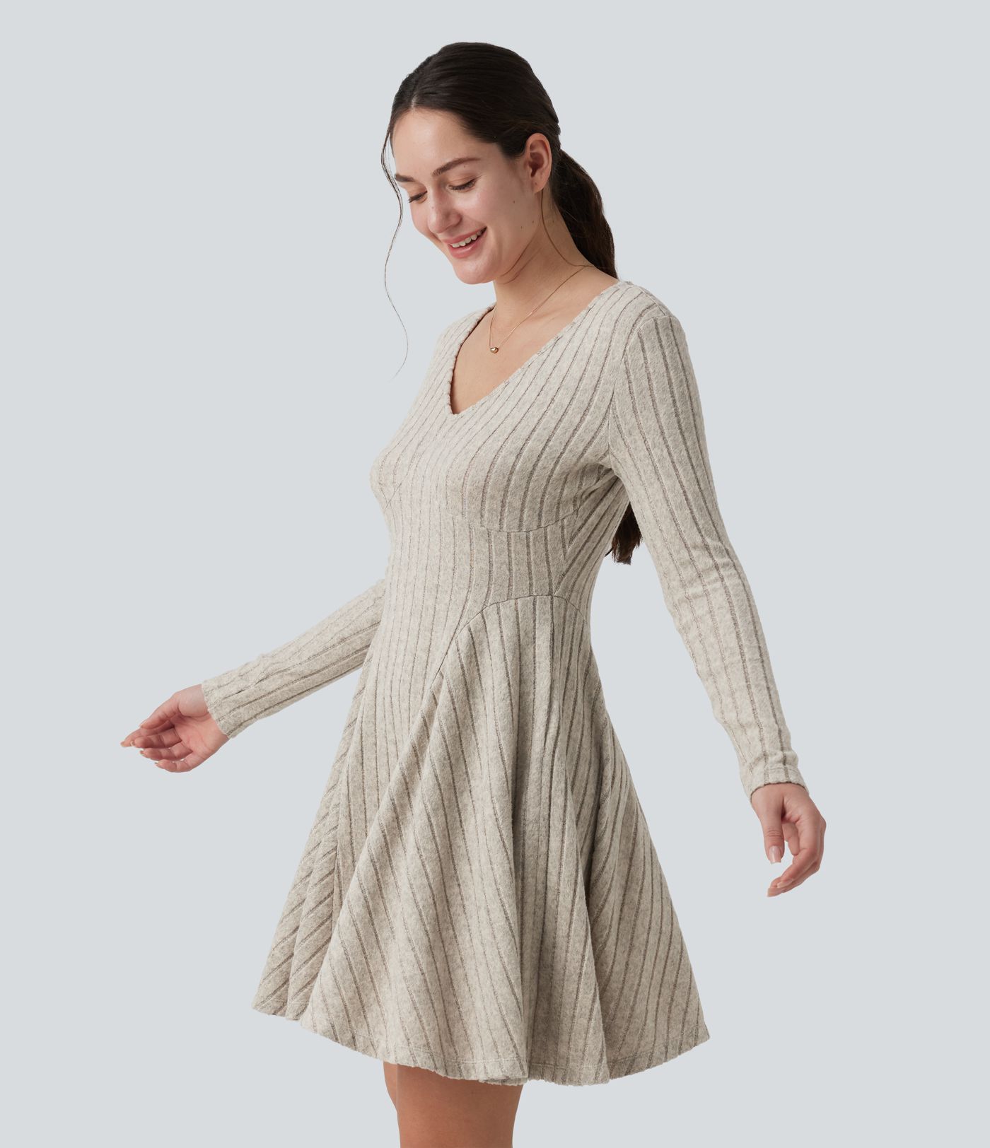 Robe mini évasée en maille côtelée à encolure en V, manches longues et poches