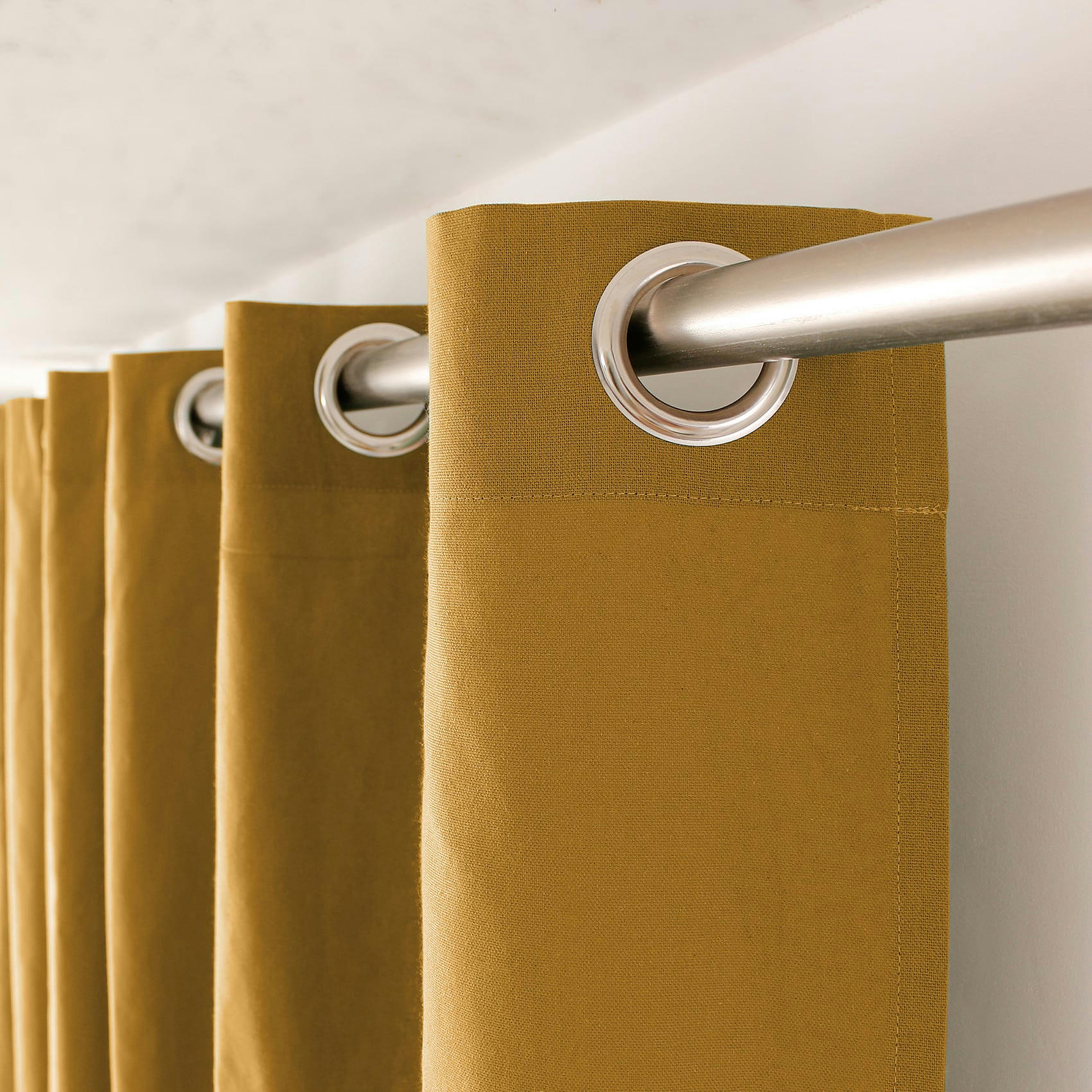 - Rideau tamisant uni à œillets polyester jaune moutarde 135x240 cm