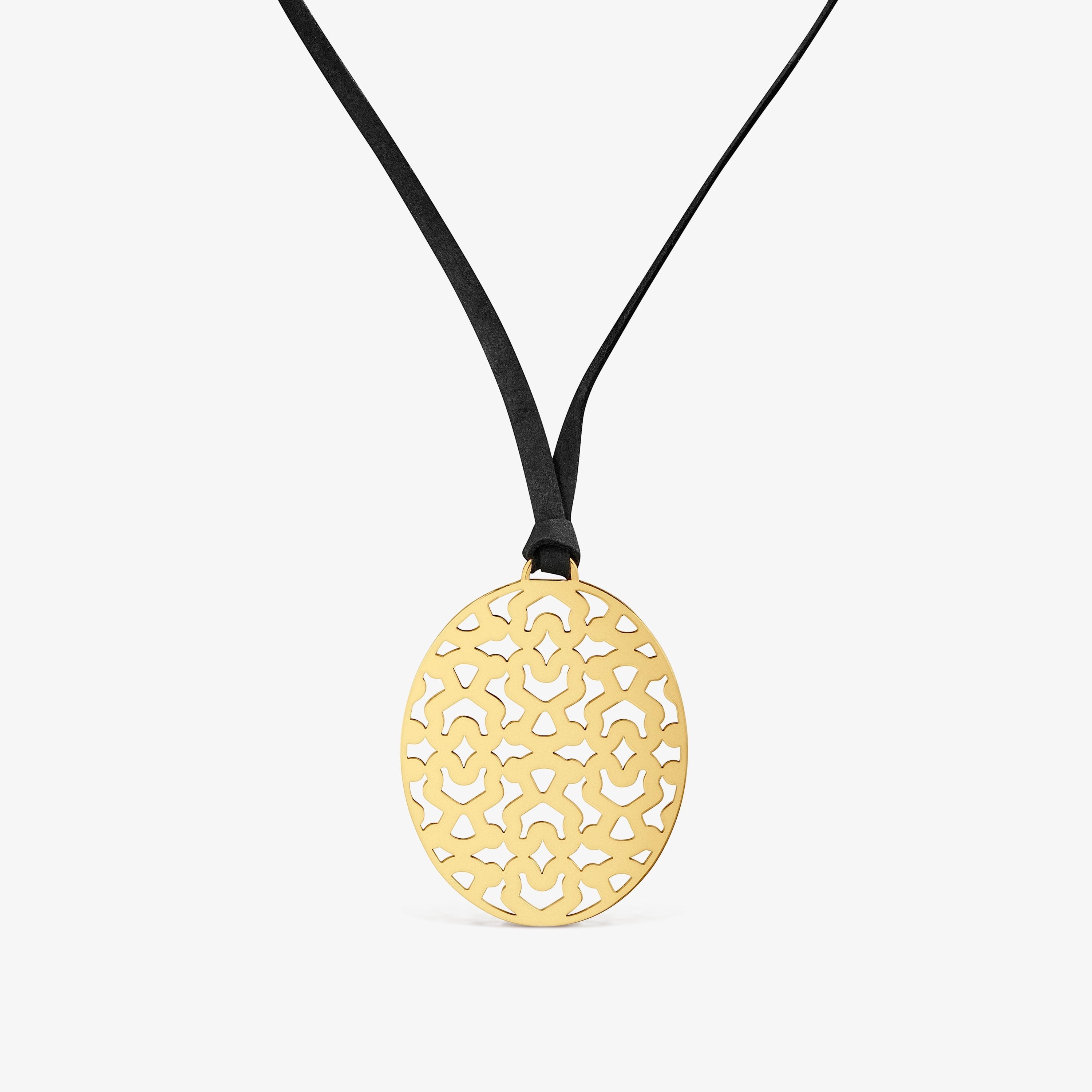 Collar largo de acero dorado 60 mm y cordón negro Kaos