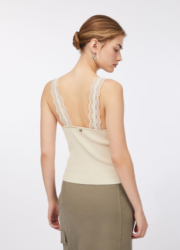 Top con dettagli in pizzo