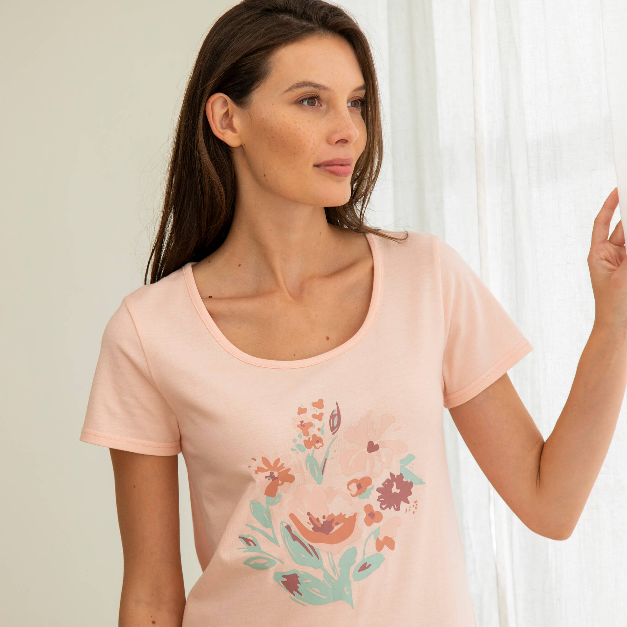 Chemise de nuit courte motif placé fleurs manches courtes