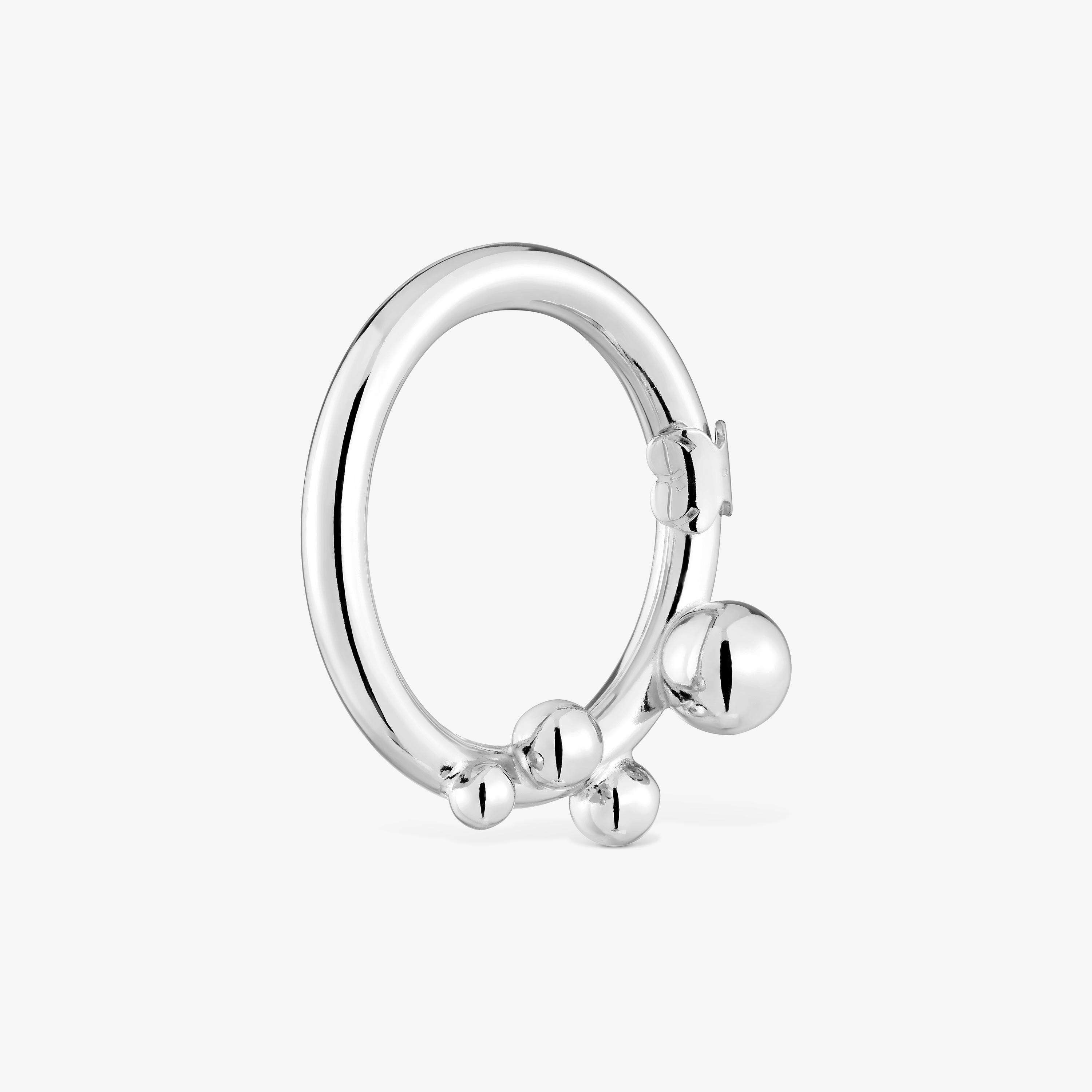 Anilla grande de plata y detalles Hold