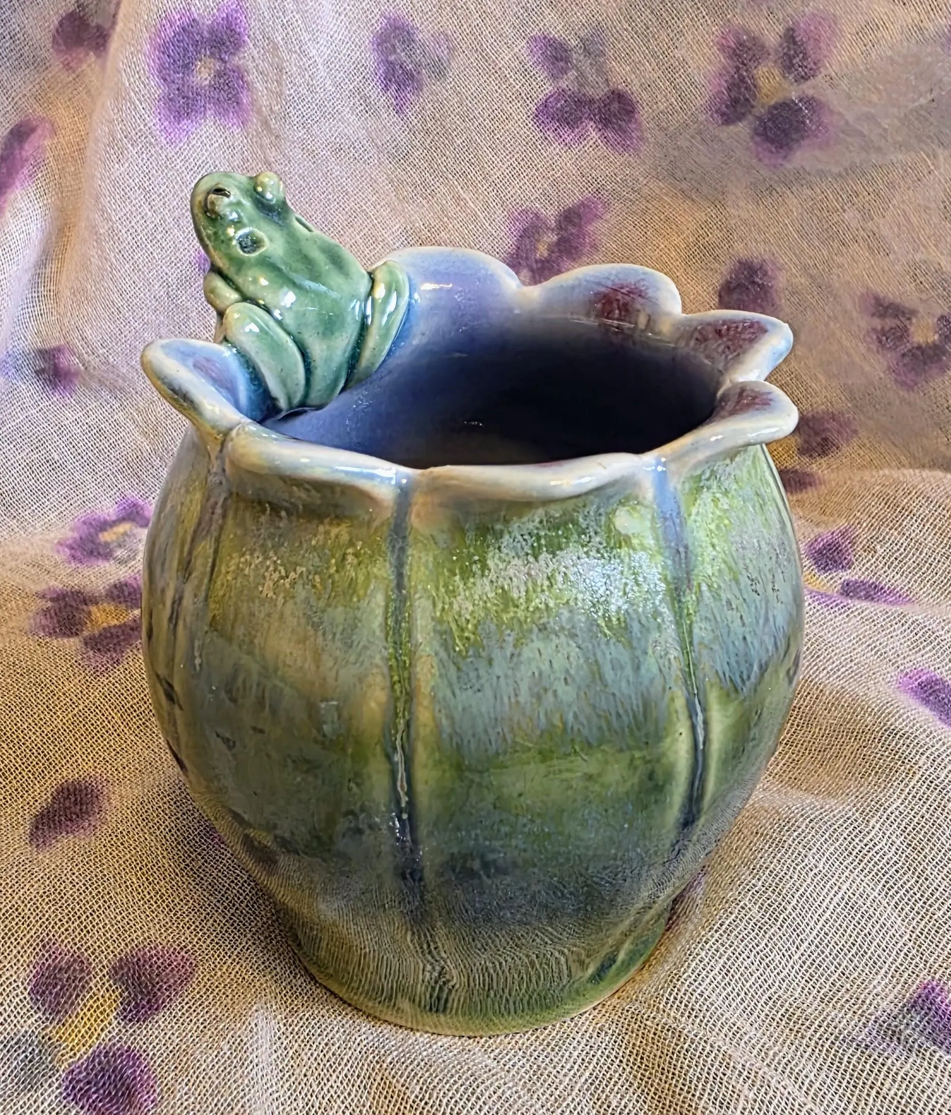 Tiny Frog Petal Pot