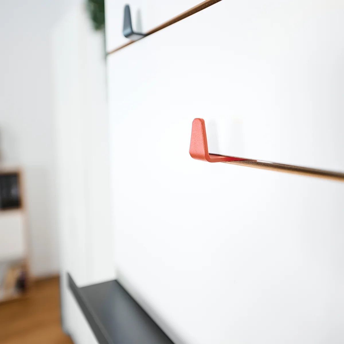 Tojo - Haken für angeber Garderobe, rot / anthrazit (3er-Set)