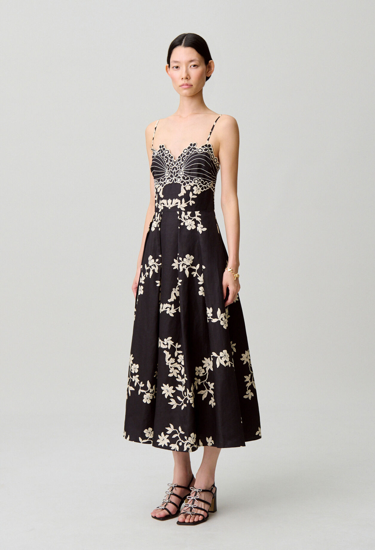 Robe bretelles broderies florales