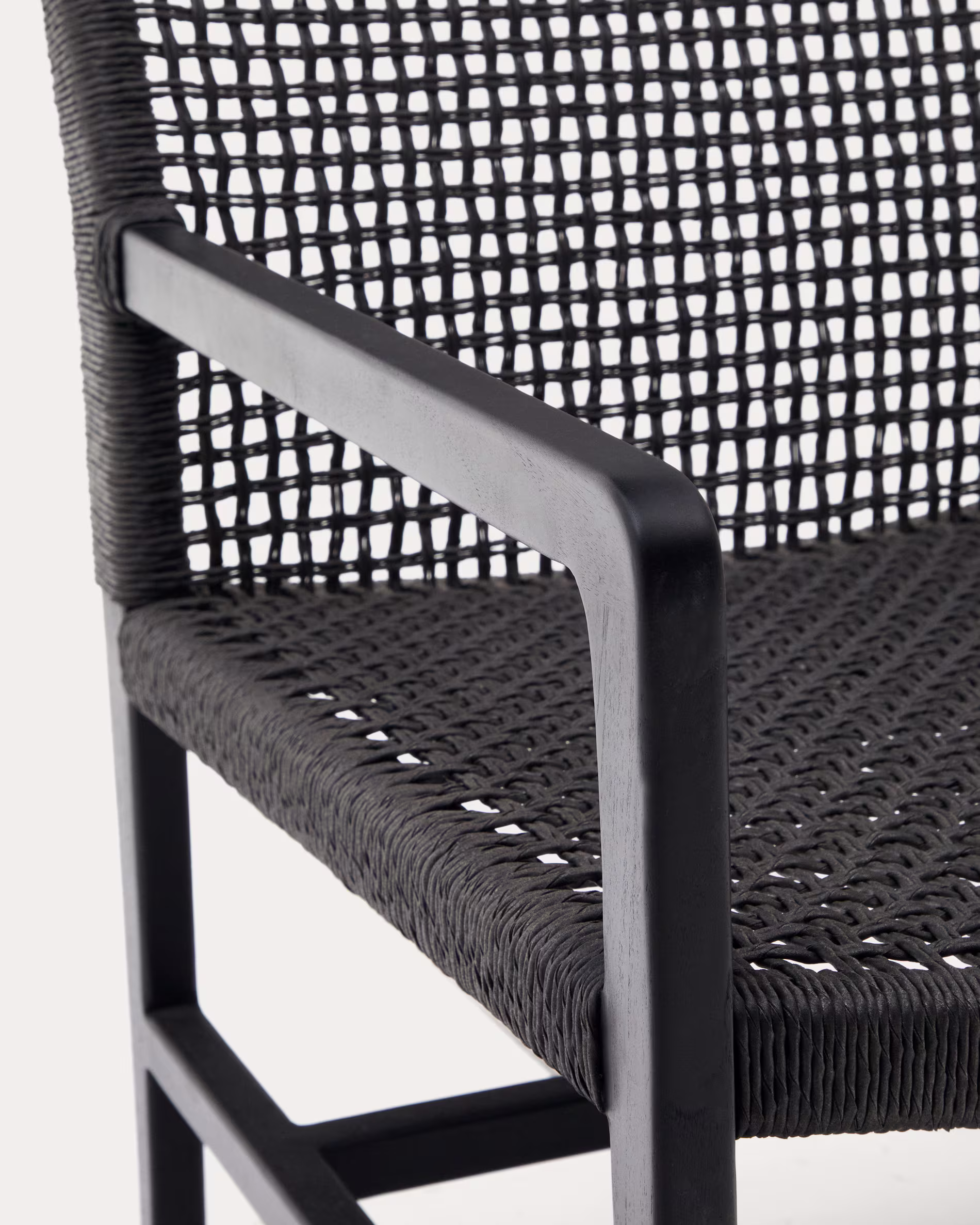 Sillón Sabolla de madera maciza de teca con acabado negro