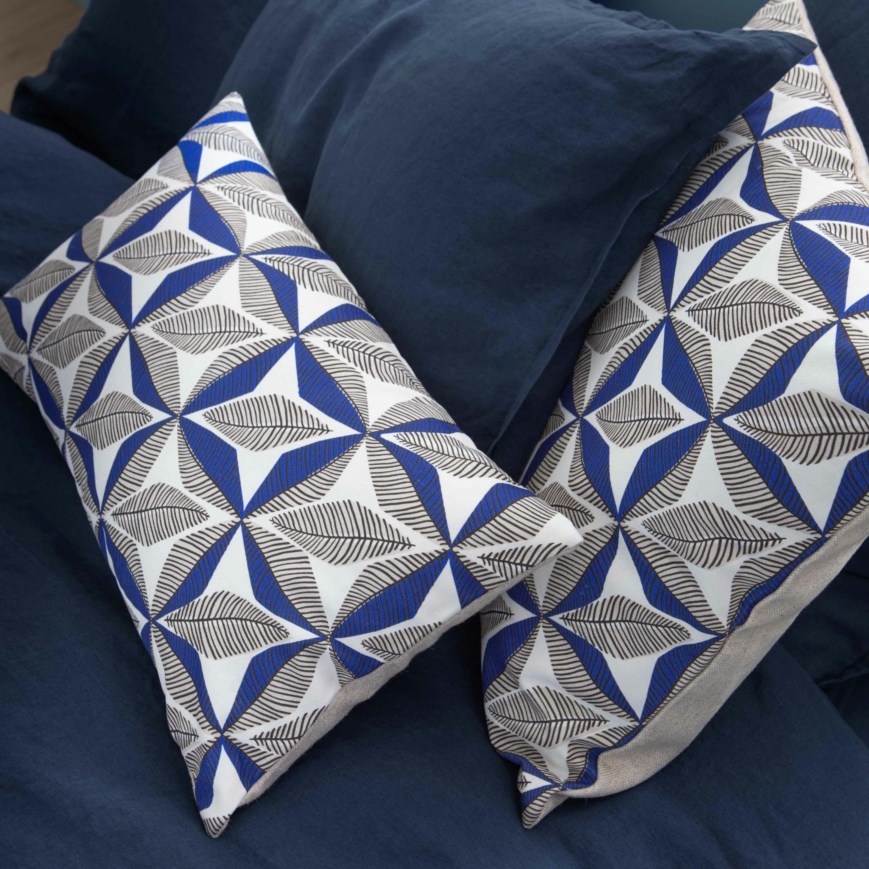TOGO - Housse de coussin bi matière en lin et coton 50x50cm Bleu Majorelle