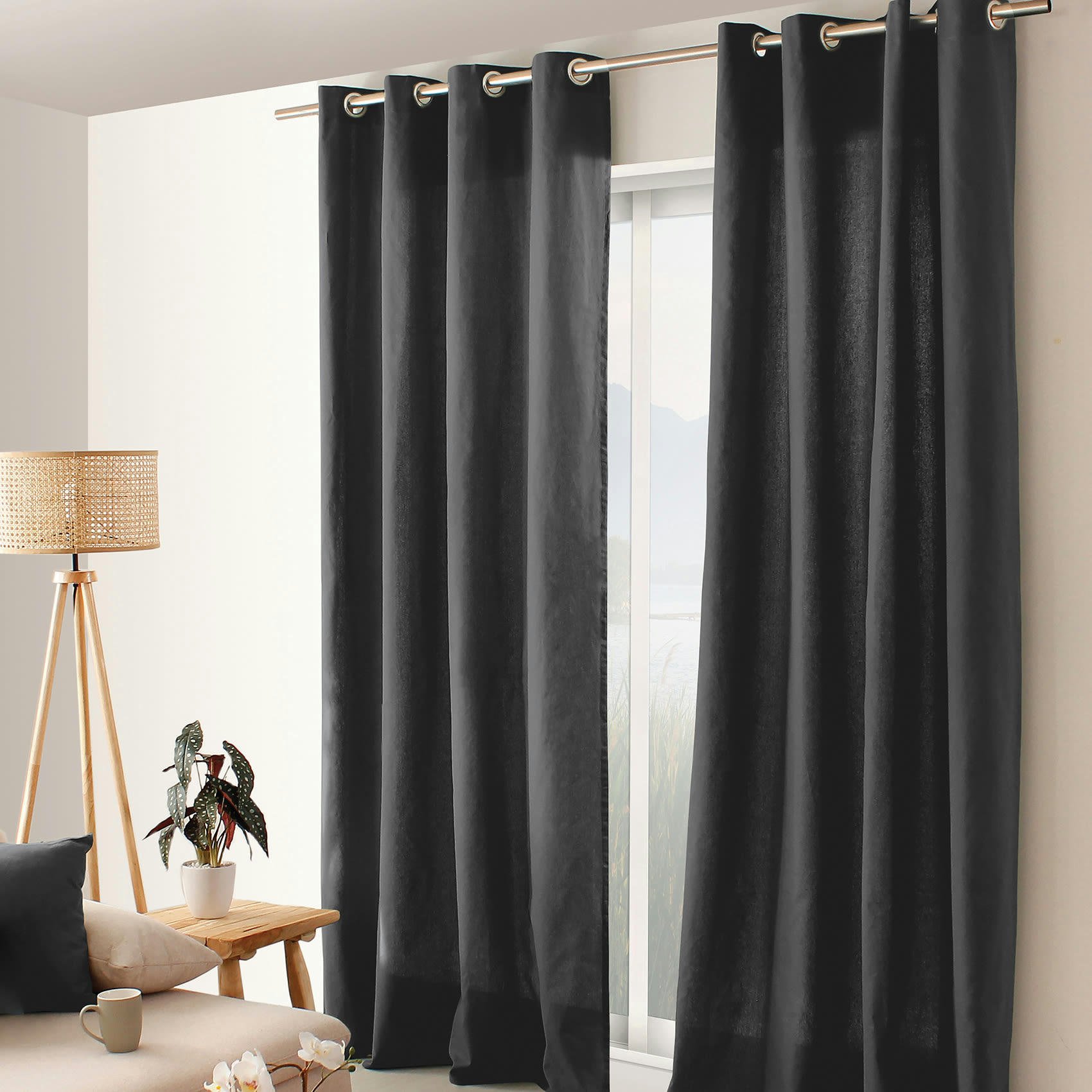 - Rideau tamisant uni à œillets polyester noir 135x240 cm