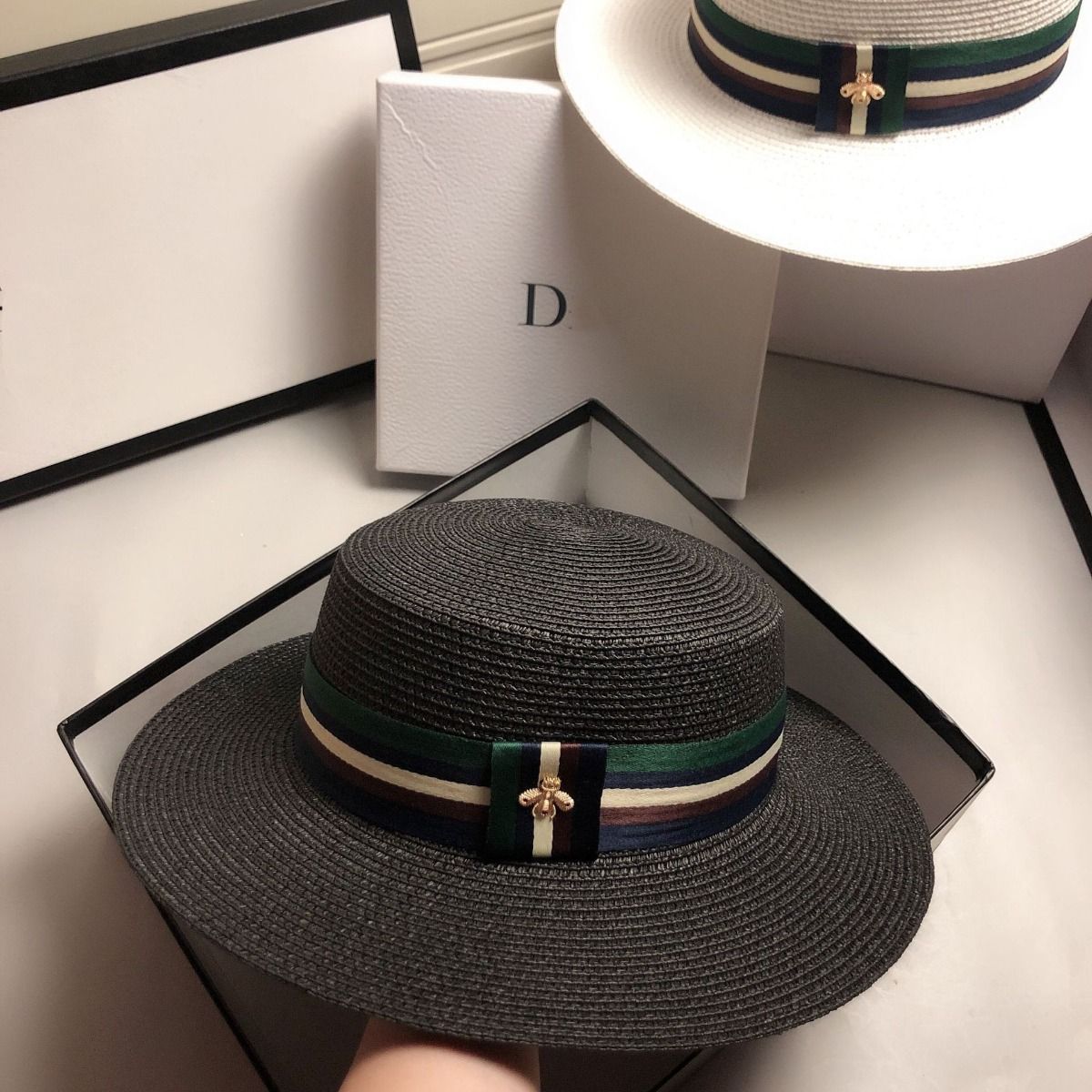 PEACH ACCESSORIES Black Straw Hat with Stripes Details and Copper Bee