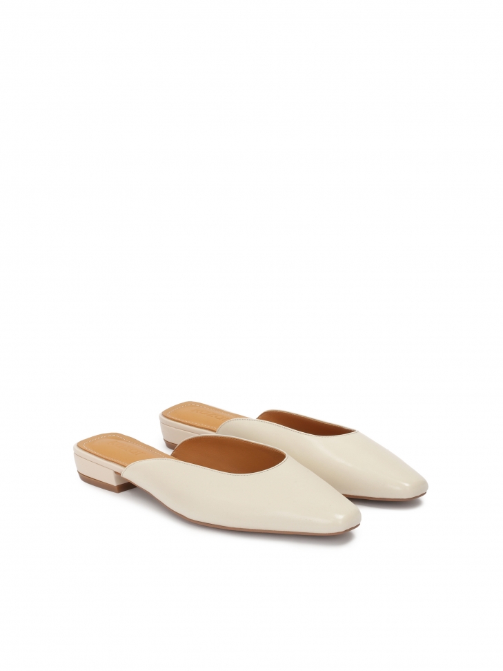 Flat mules with a built-in extended nose piece