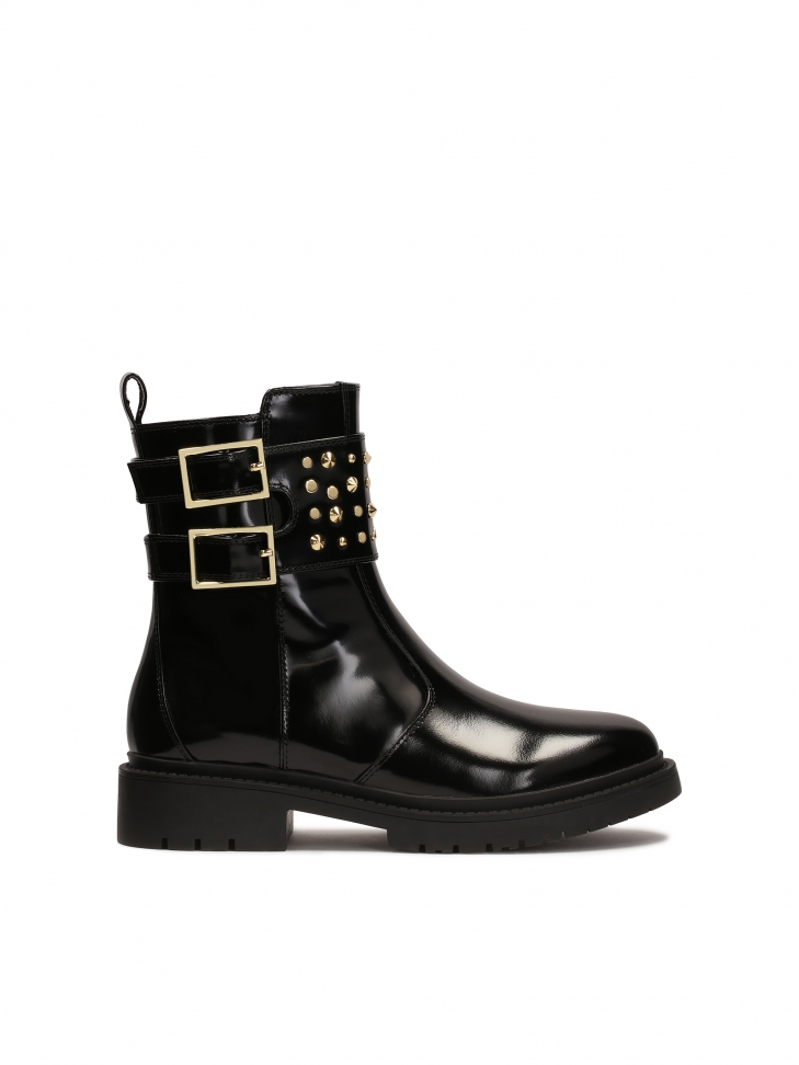 Flat boots with decorated buckle flap