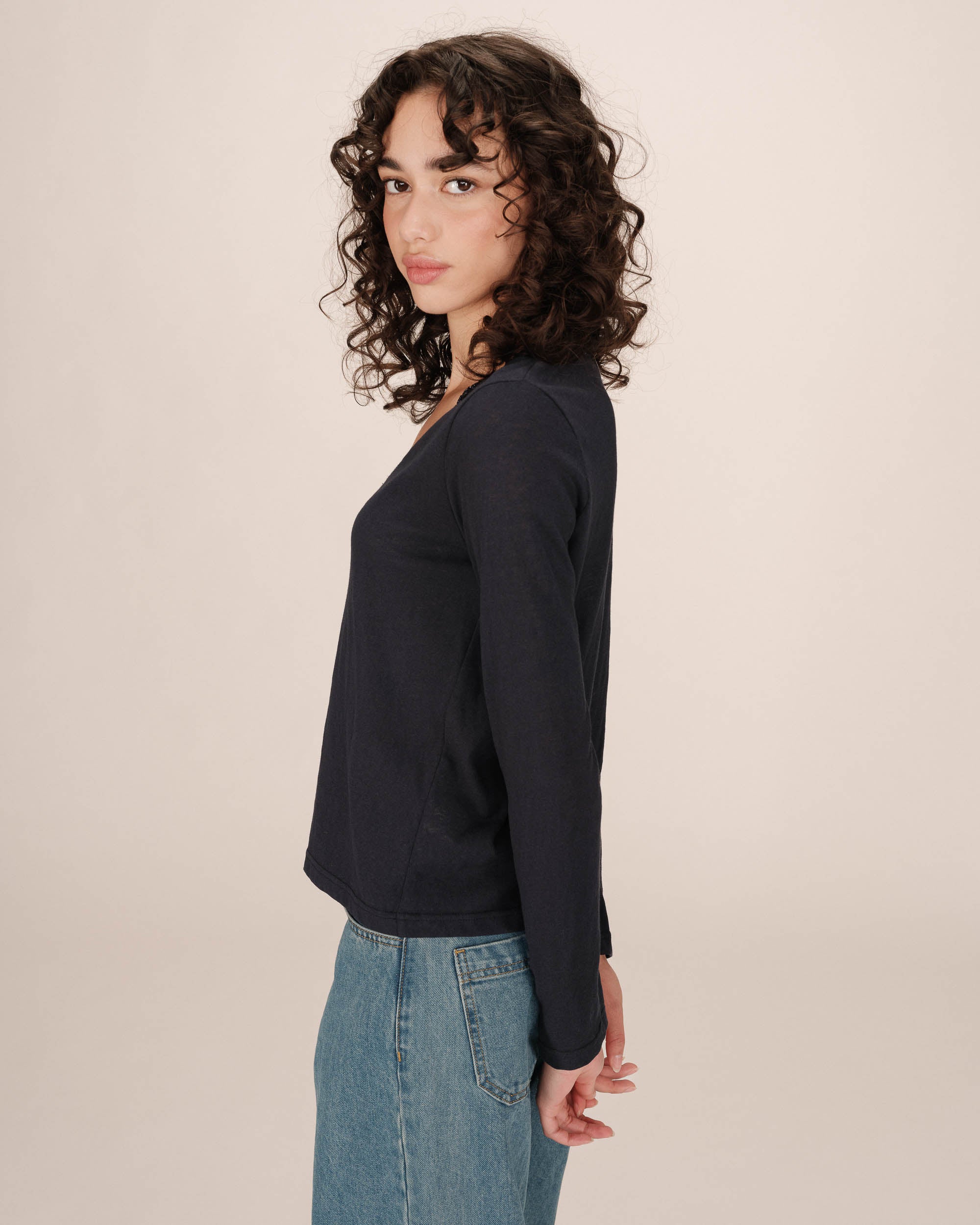 T-shirt col v en dentelle marine Selton