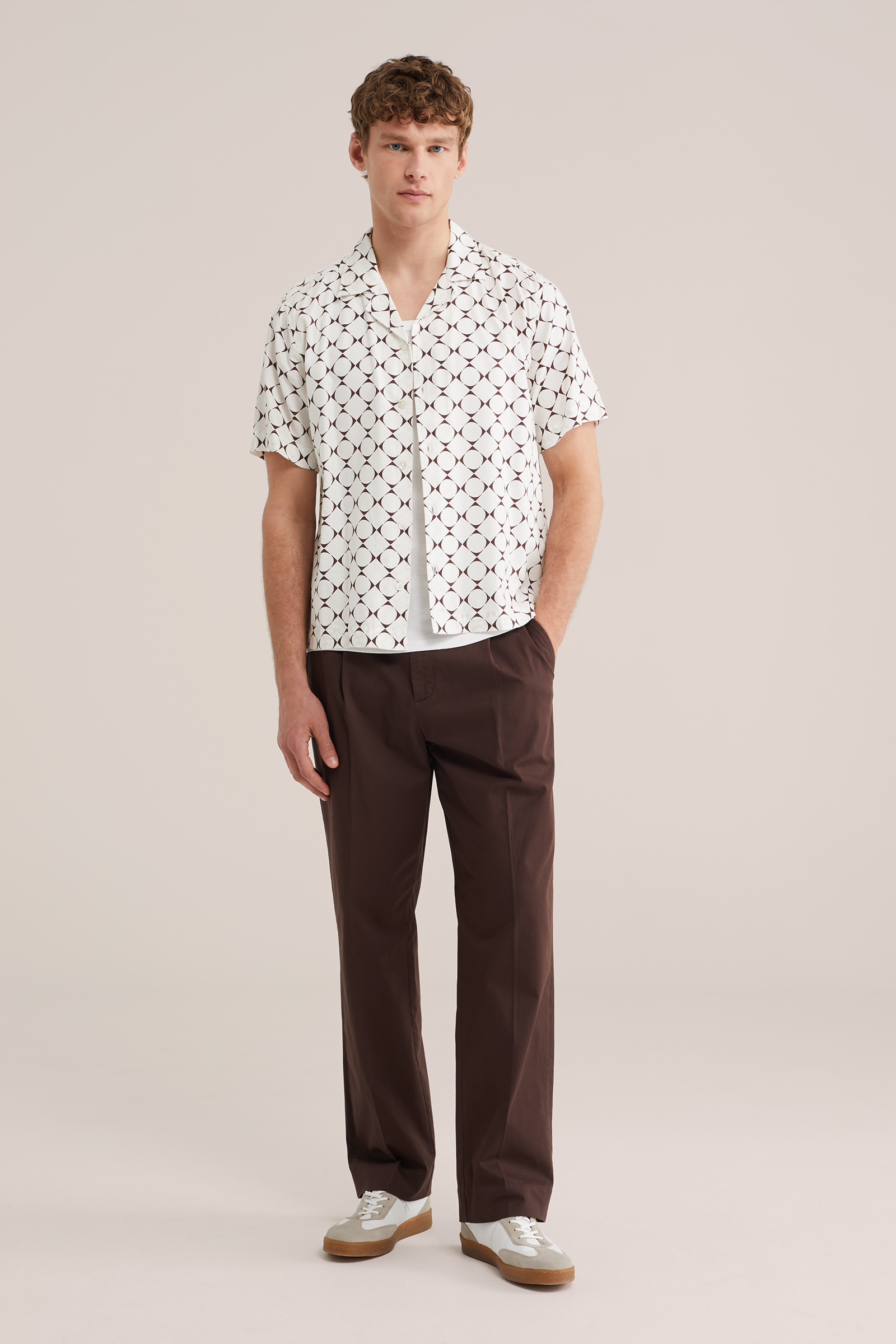 Heren loose fit chino met bandplooi en elastische tailleband