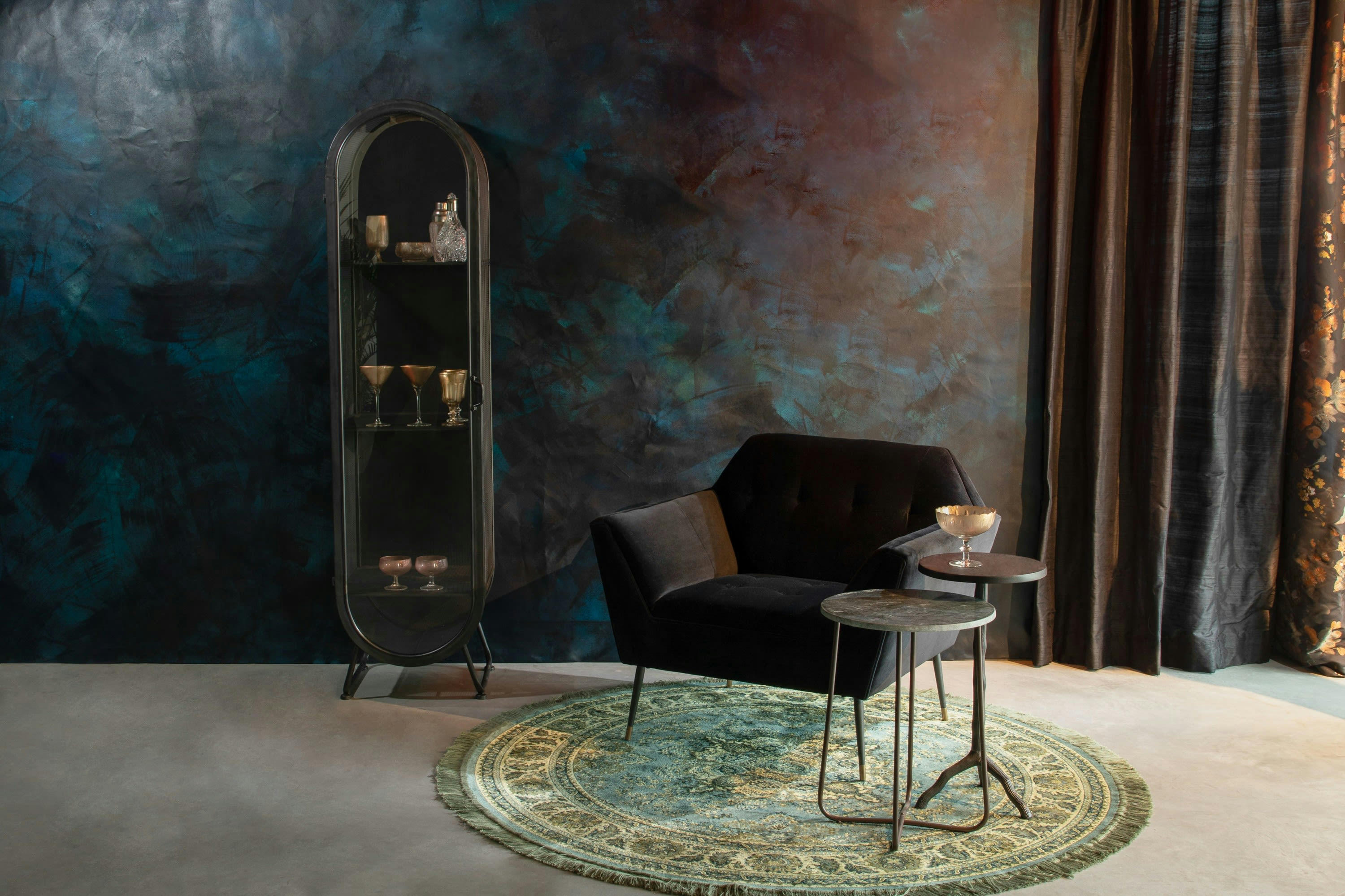 OVAL - Armoire en métal noir