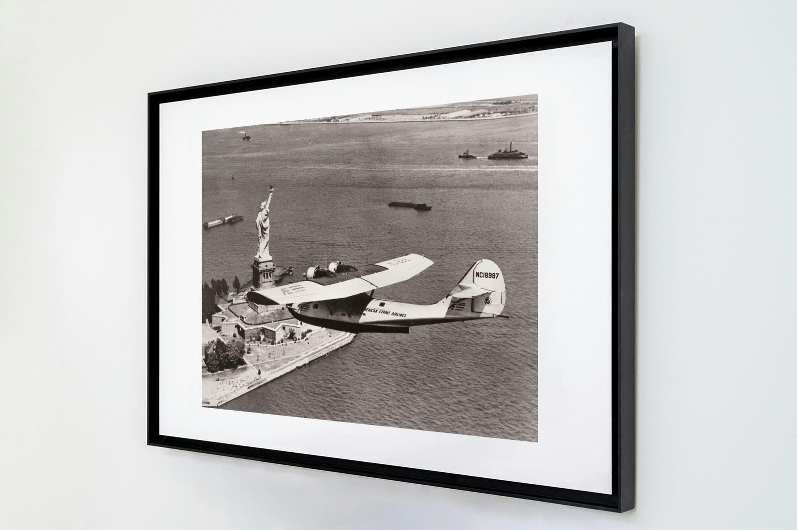 DANS LES AIRS - Photo ancienne noir et blanc avion n°21 cadre noir 60x90cm