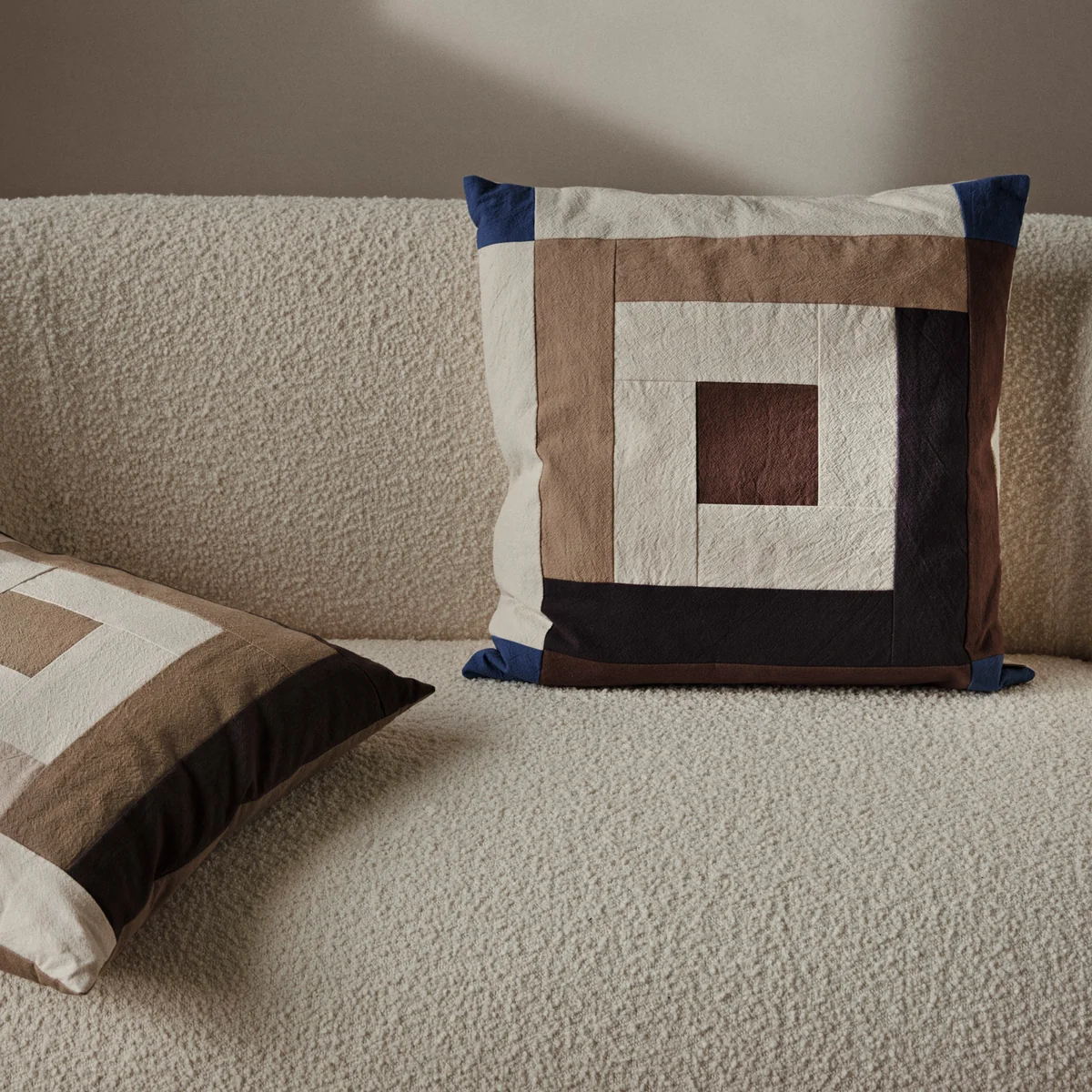 Ferm Living - Border Patchwork Kissen, 50 x 50 cm, coffee / dark sand