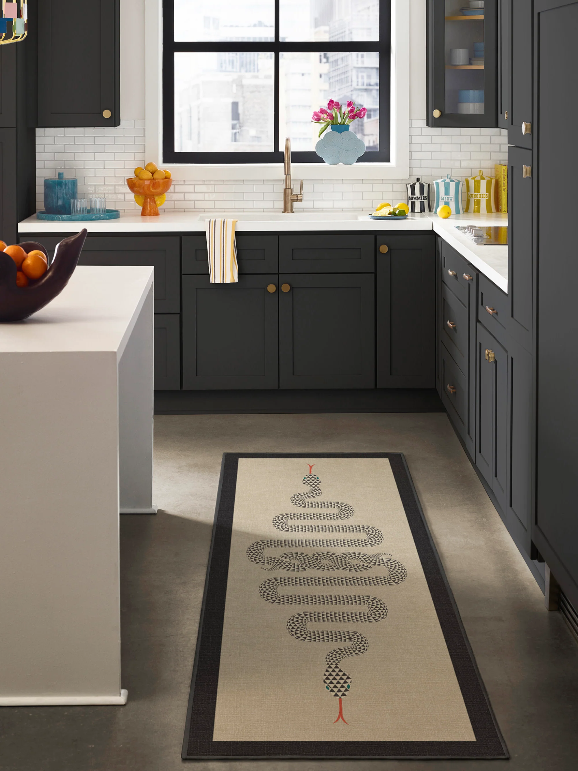 Waschbarer Kurzflor-Läufer Venom von Jonathan Adler