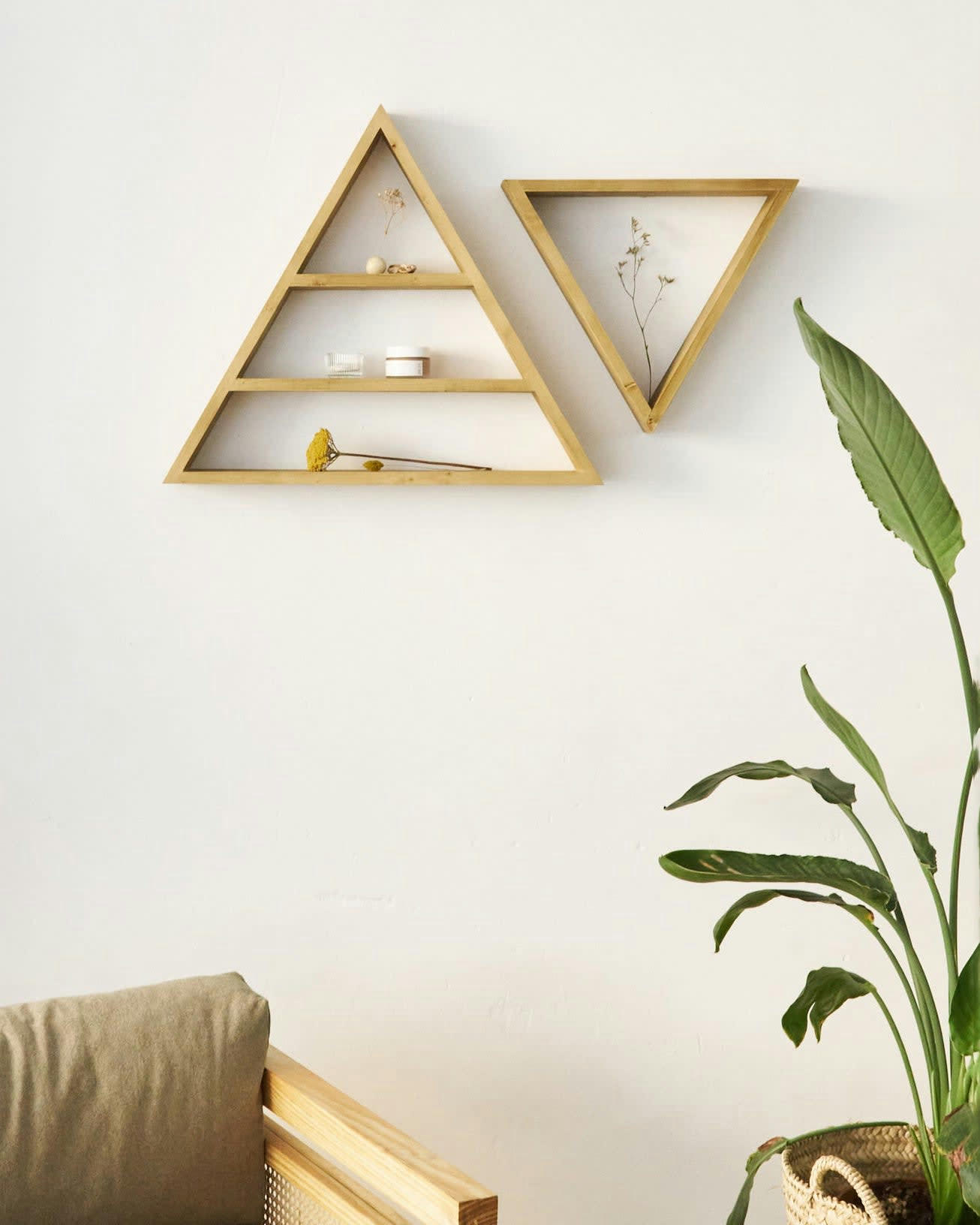 TRIANGLE - Etagère triangulaire en bois d'épicéa massif couleur naturelle 40 cm