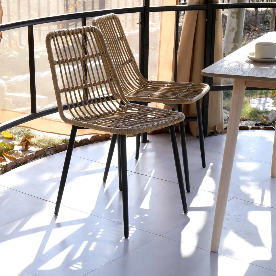 Set van 4 metalen en rotan tuinstoelen