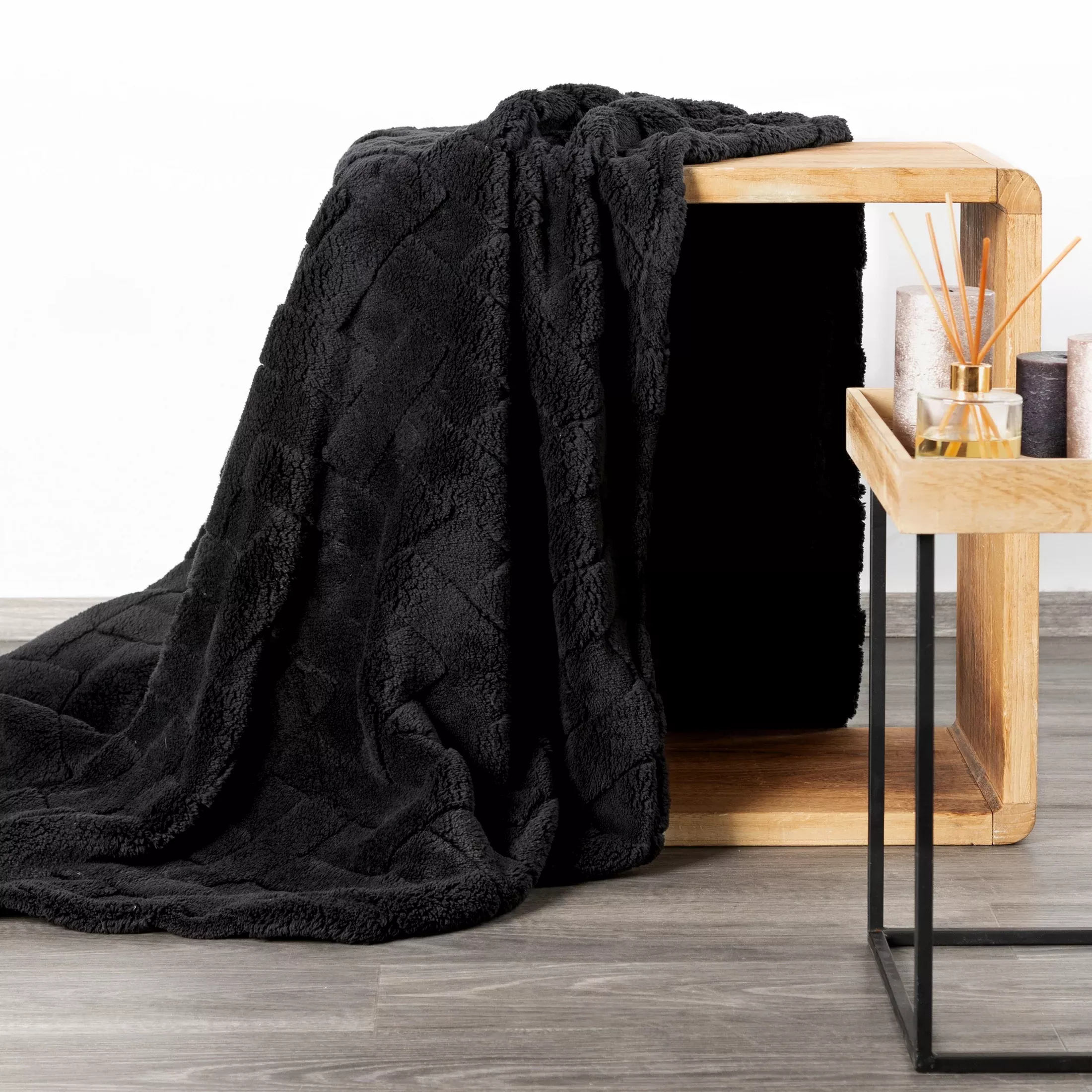 Koc flano 200x220 cm czarny zdobiony wytłaczanym wzorem CARO Design 91