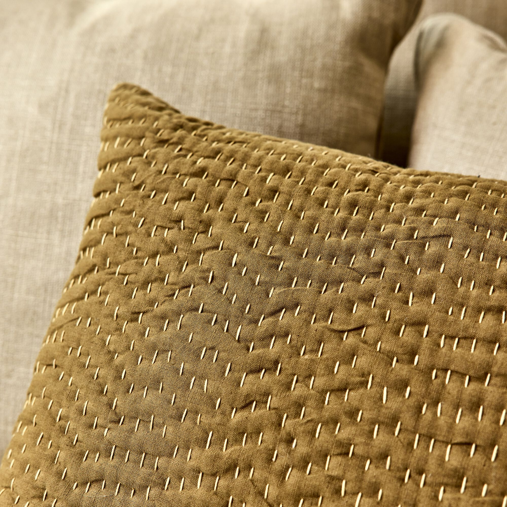 KANTA - Coussin avec surpiqûres Kantha en lin et coton 40x60cm - vert mousse