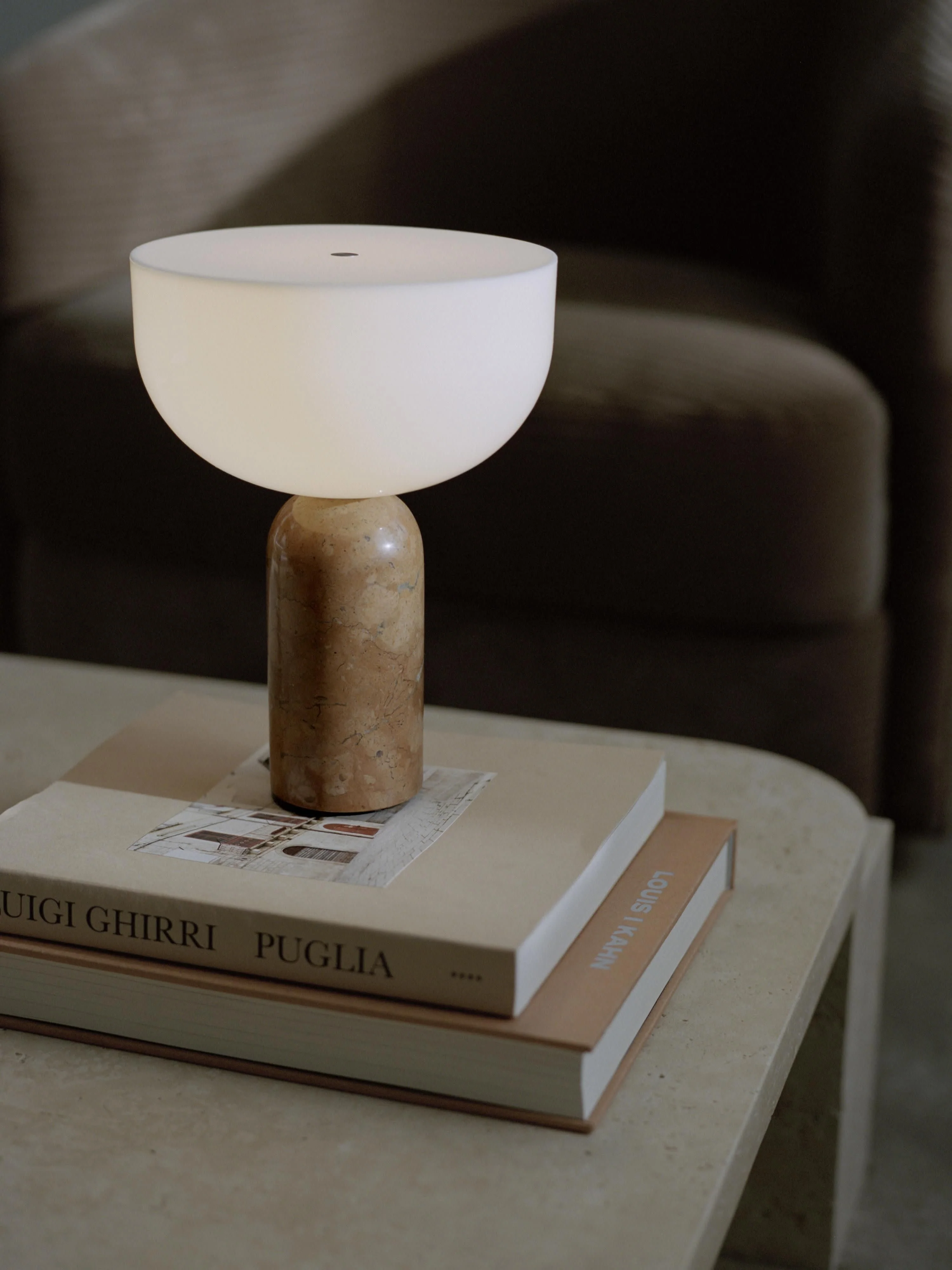 Kleine mobile LED-Tischlampe Kizu aus Marmor, dimmbar