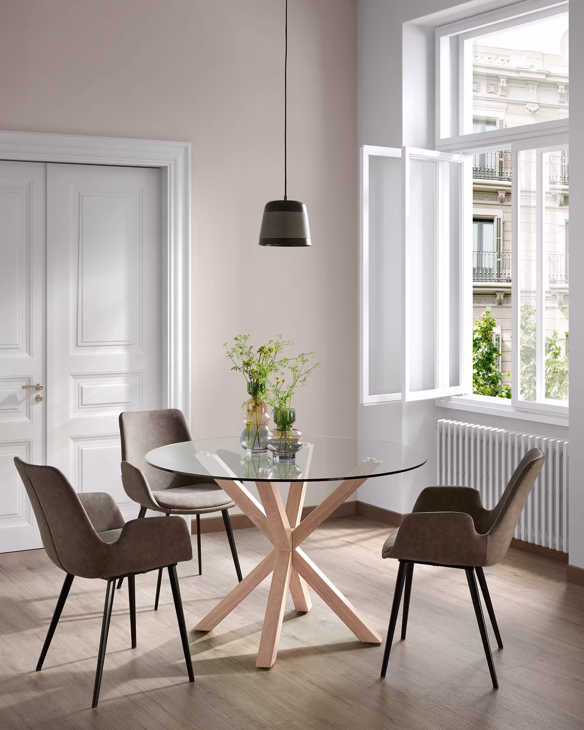Mesa redonda Argo de cristal y patas de acero efecto madera Ø 119 cm