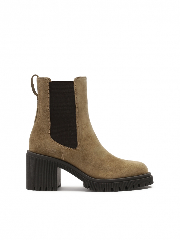 Slip-on suede casual style boots