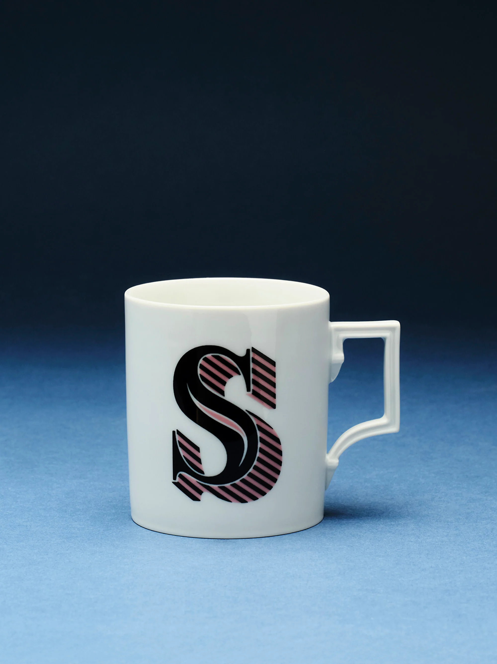 Westwing x MEISSEN, Handgefertigte Tasse Initials mit Dekor-Motiv