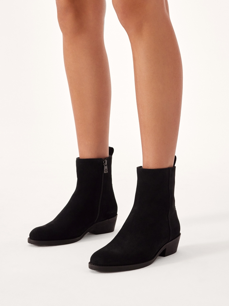 Suede heeled boots with a simple upper