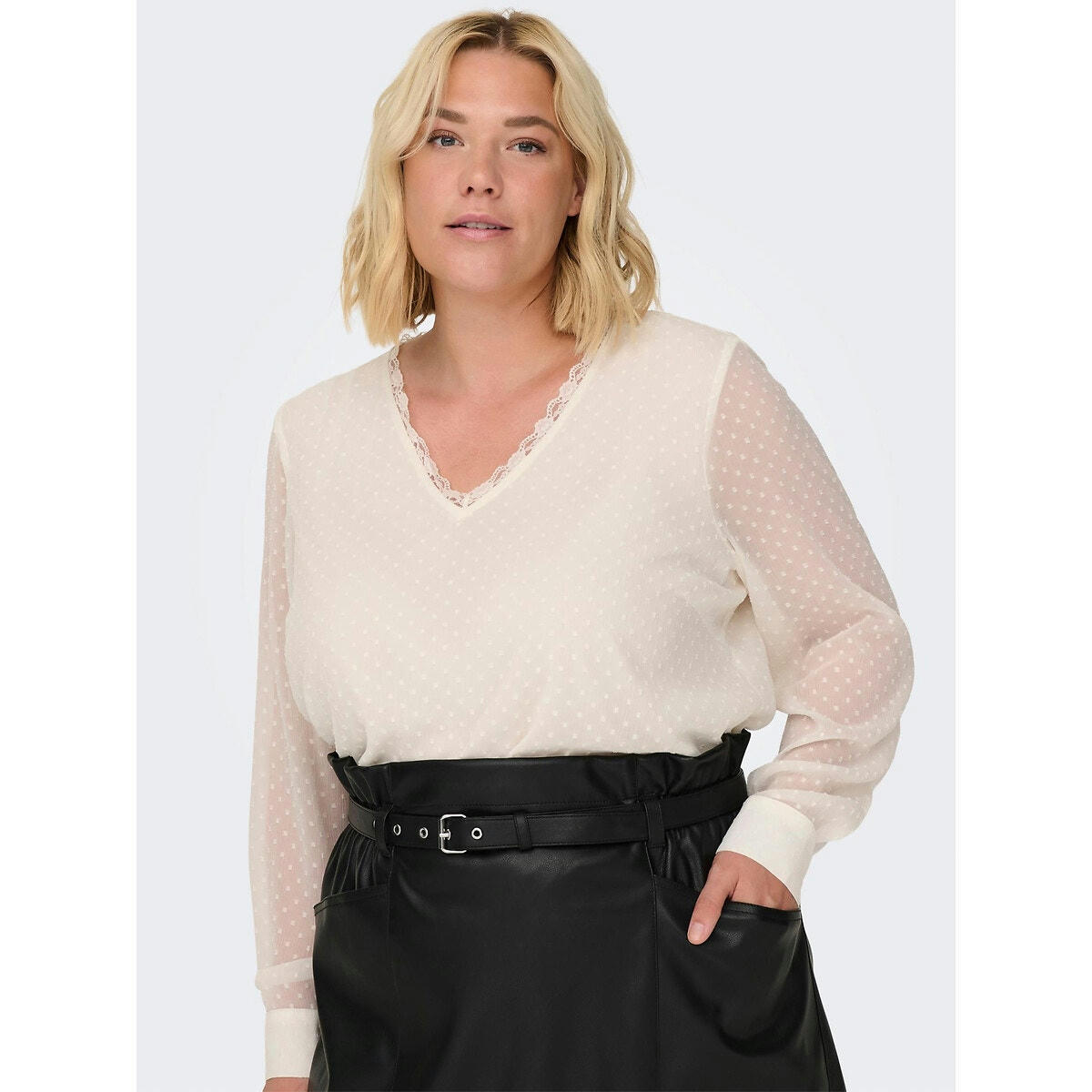 Blouse  col V, détails dentelle