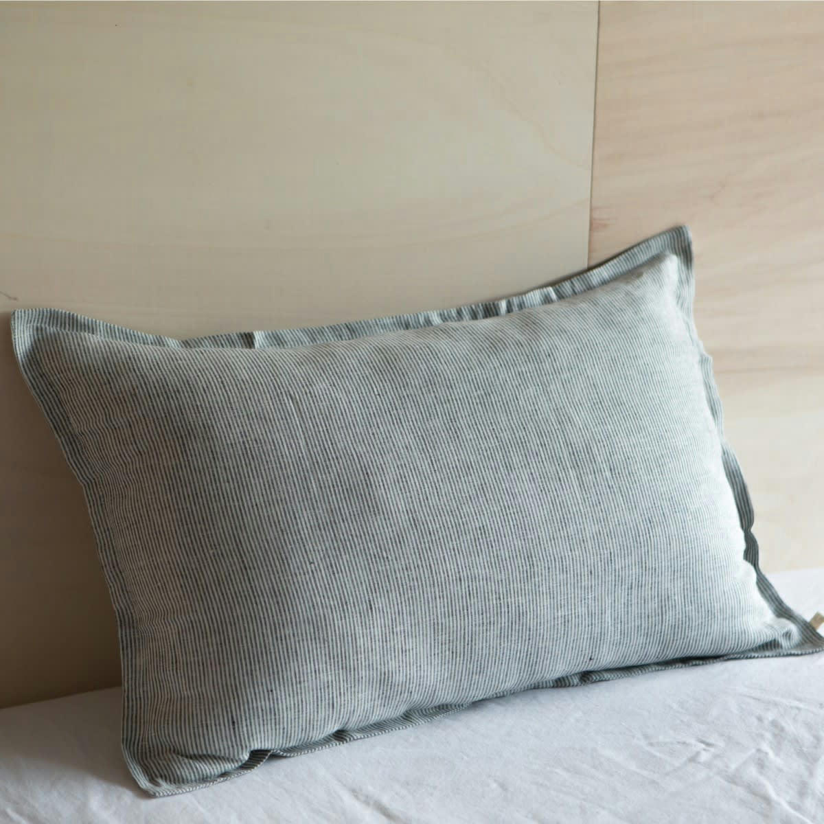 LES ESSENTIELS - Taie d'oreiller en lin lavé fines rayures noir/crème 50x75