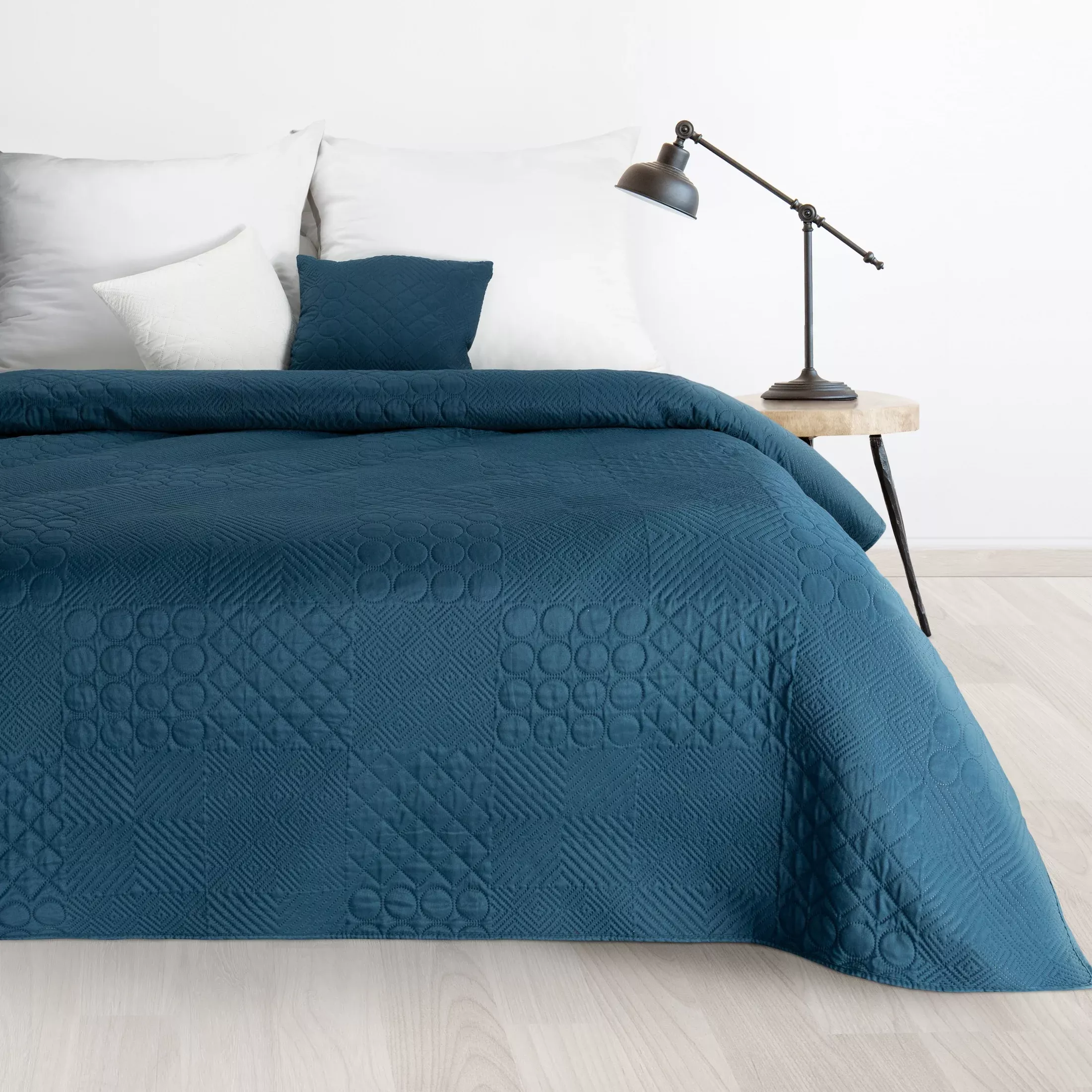 Narzuta granatowa 170x210 cm z patchworkowym motywem wytłaczanym techniką hot press BONI 5 Design 91
