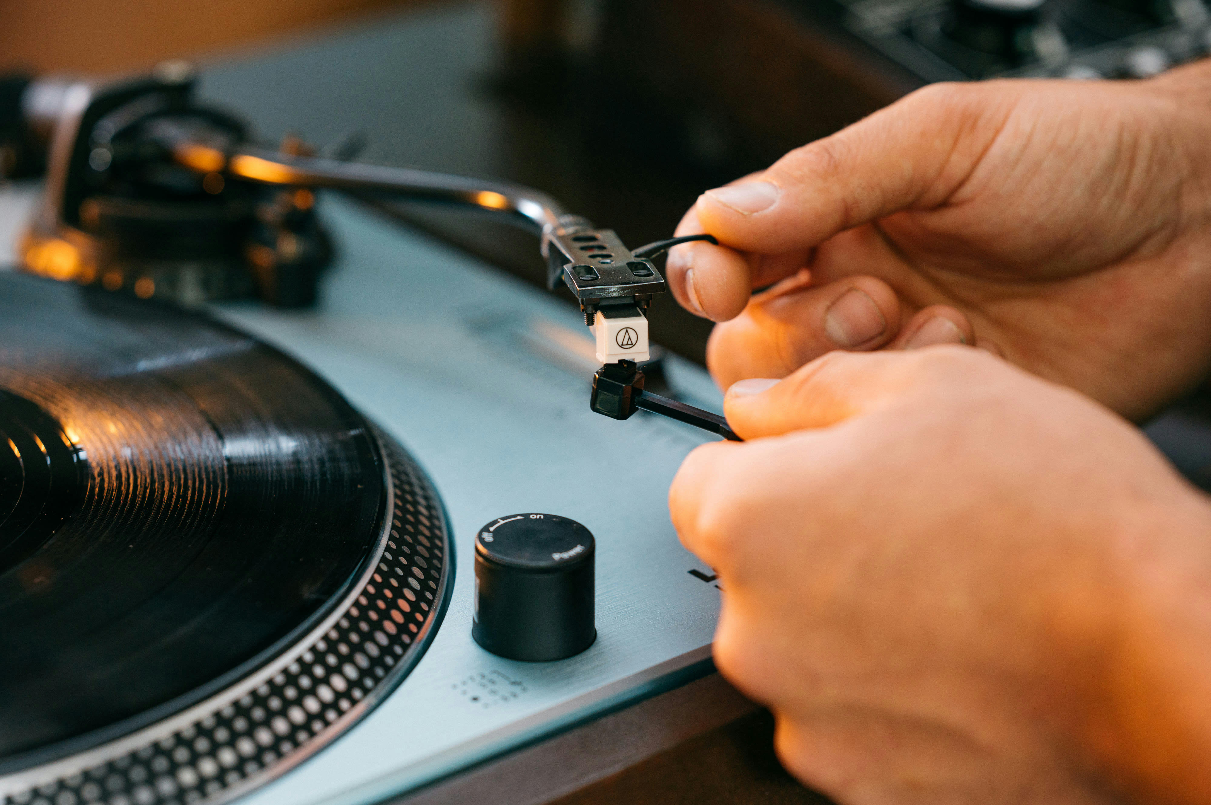 - Brosse en bois avec coussinet de velours