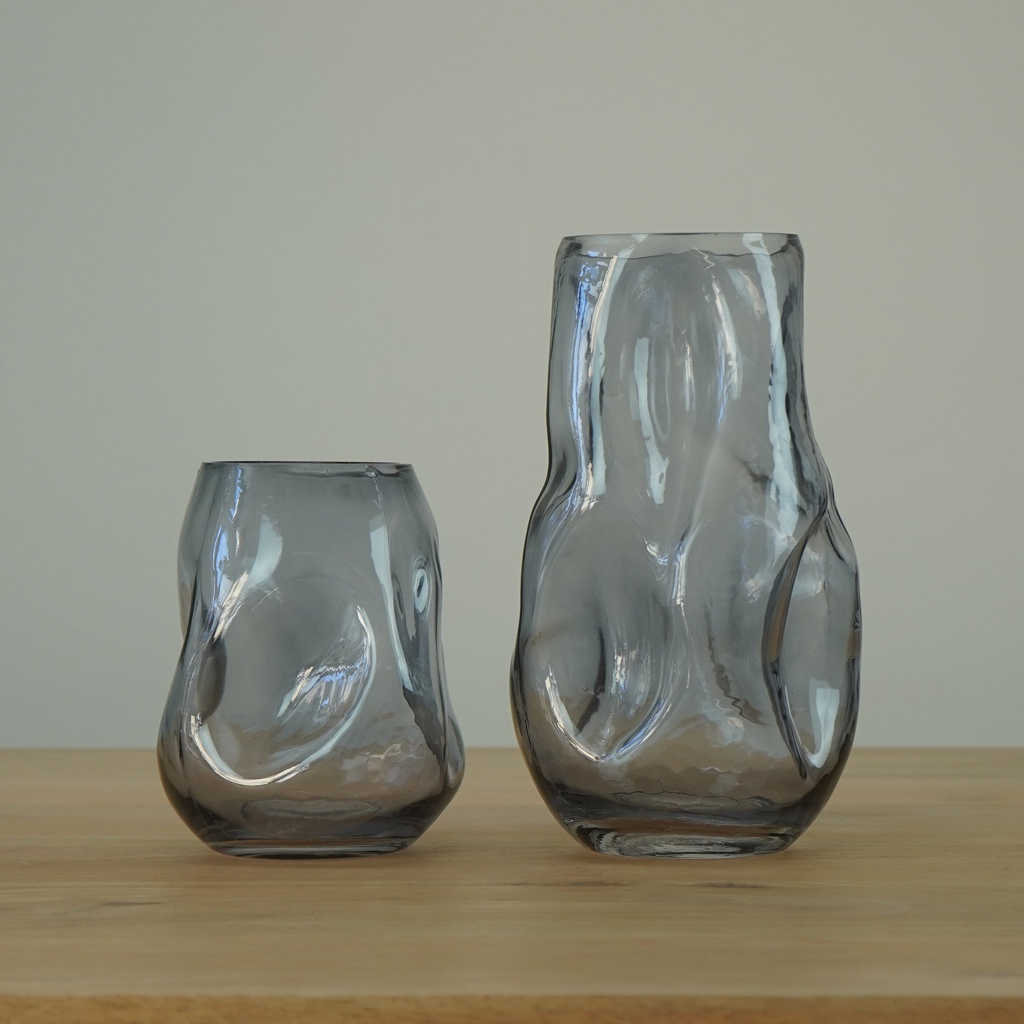 QUVIO Vaas ingedeukt – Maat S – Glas – Grijs