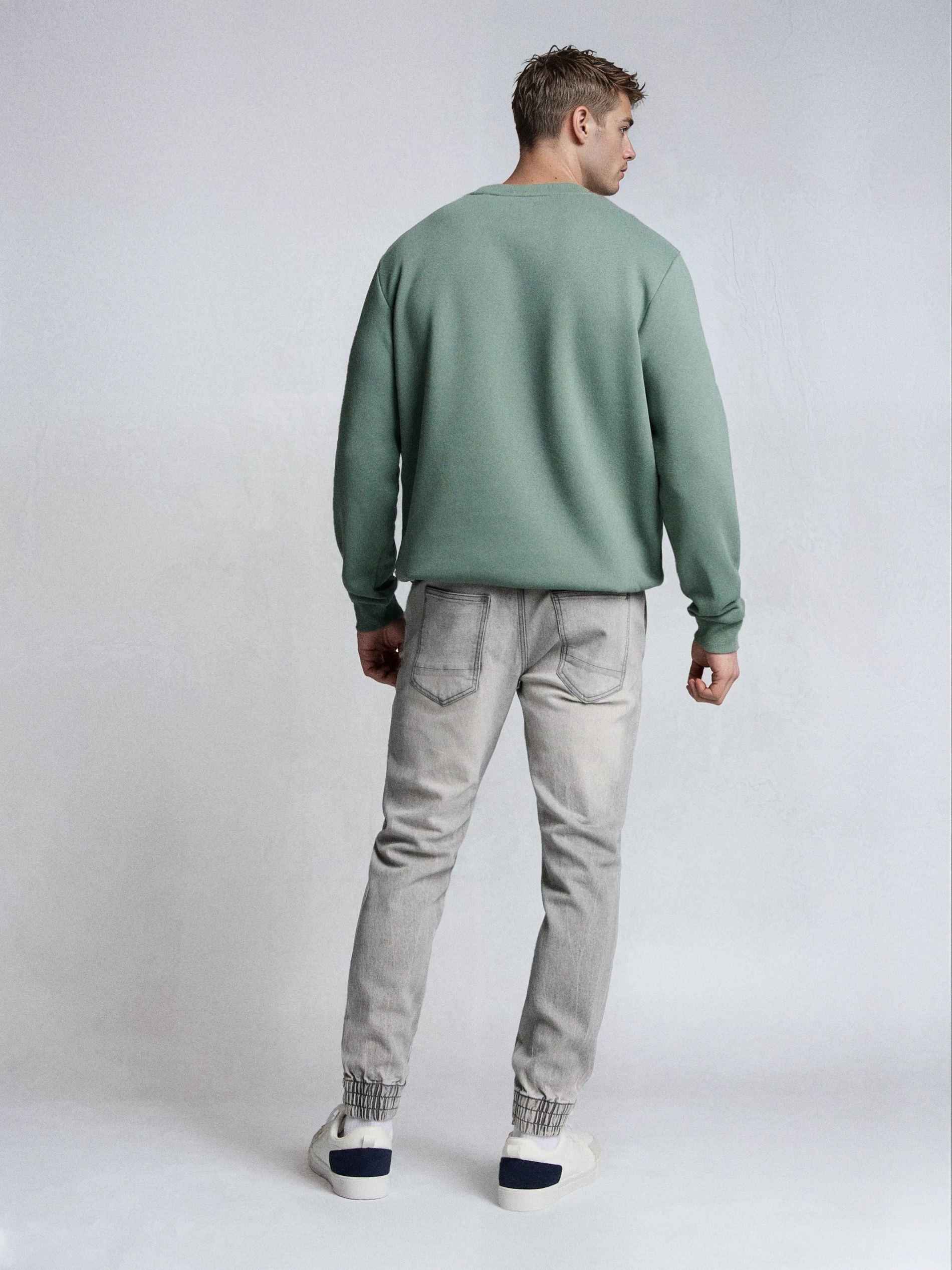Jeansy jogger z efektem sprania