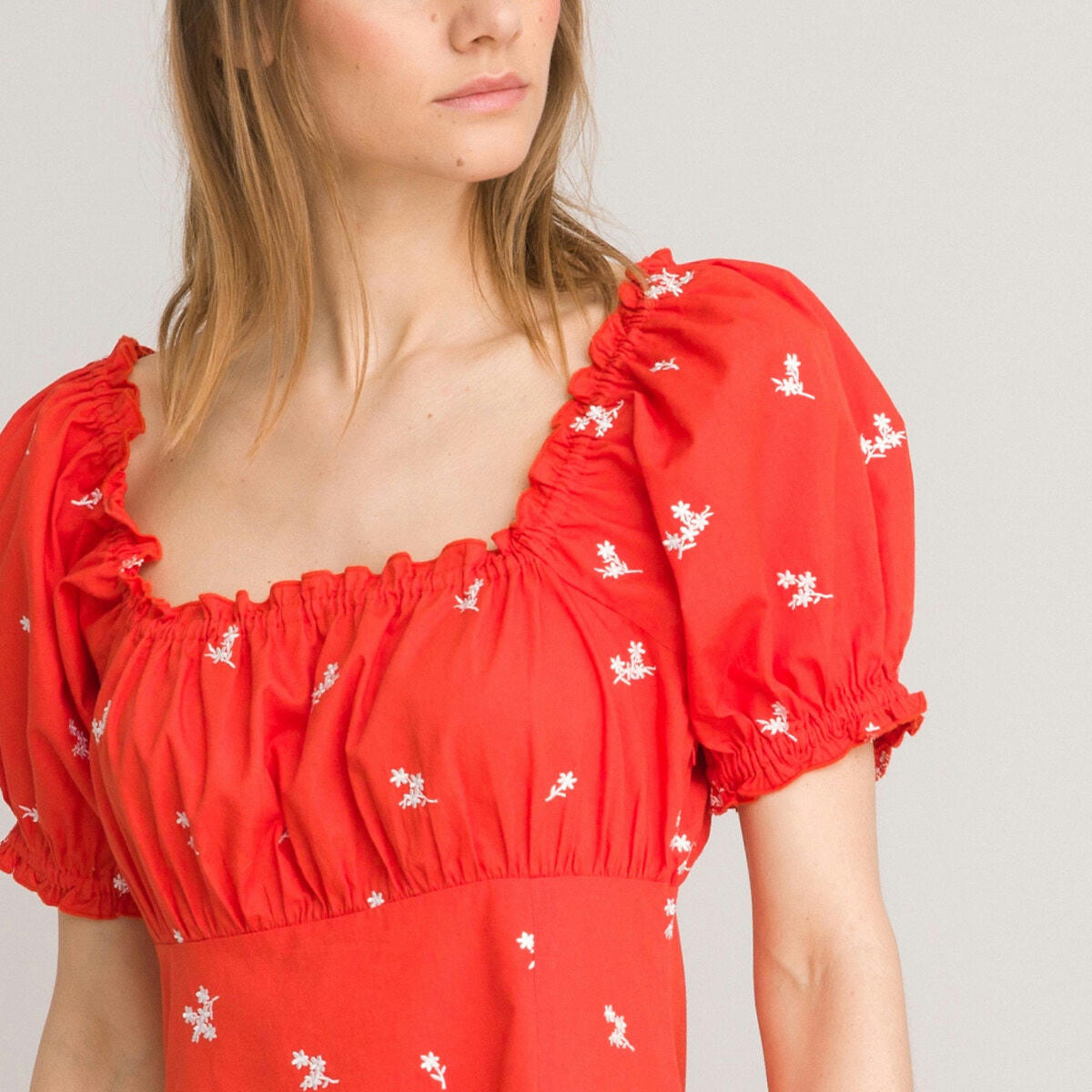 Robe courte col carré, détails fleurs brodées