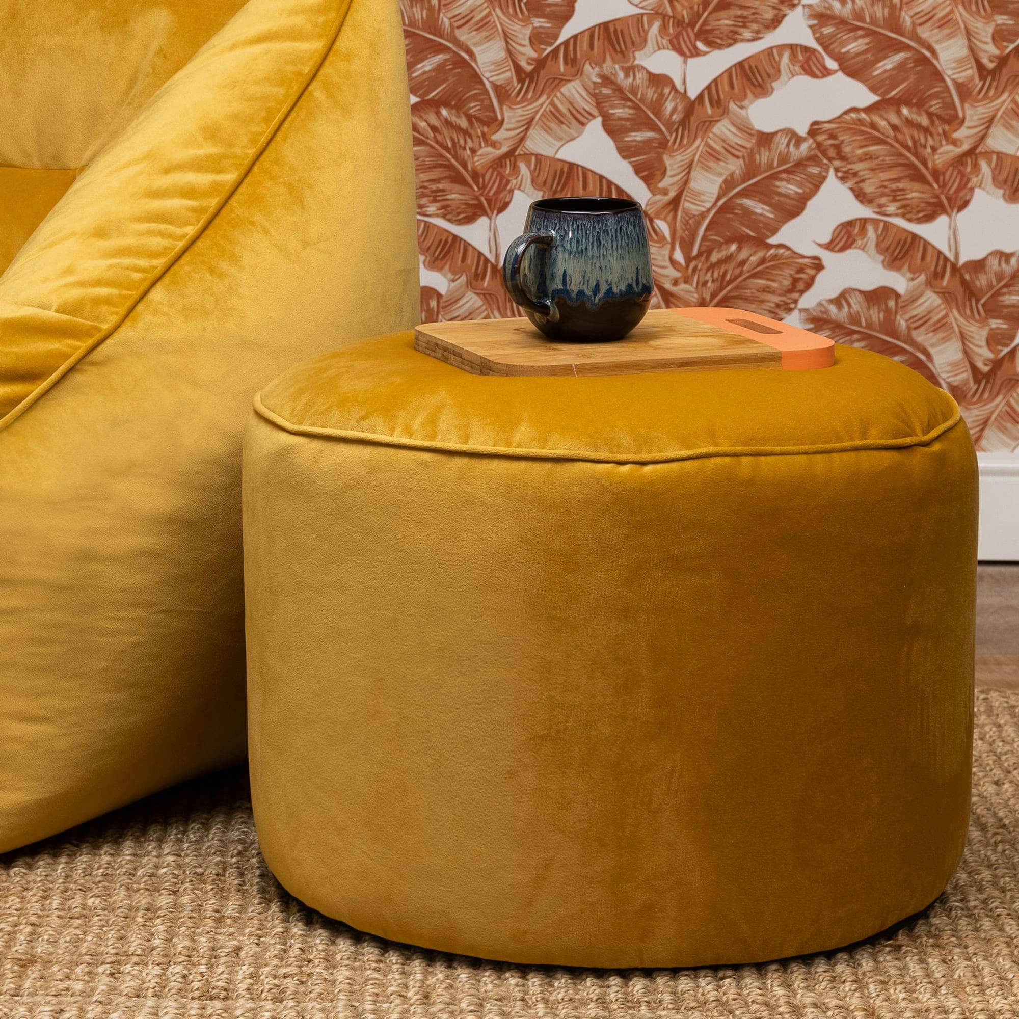 - Pouf velours jaune ocre