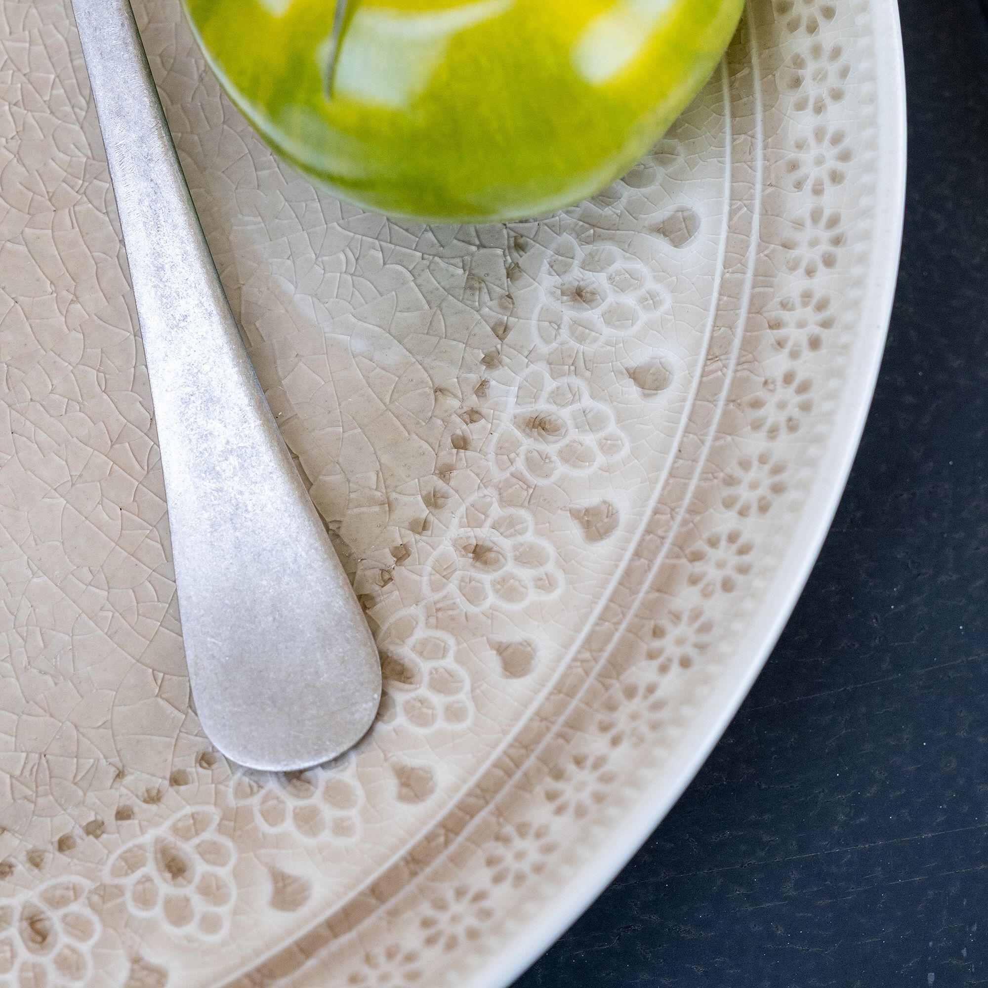 DOTS - Assiette plate à motifs en grès D26,6cm - beige alpilles