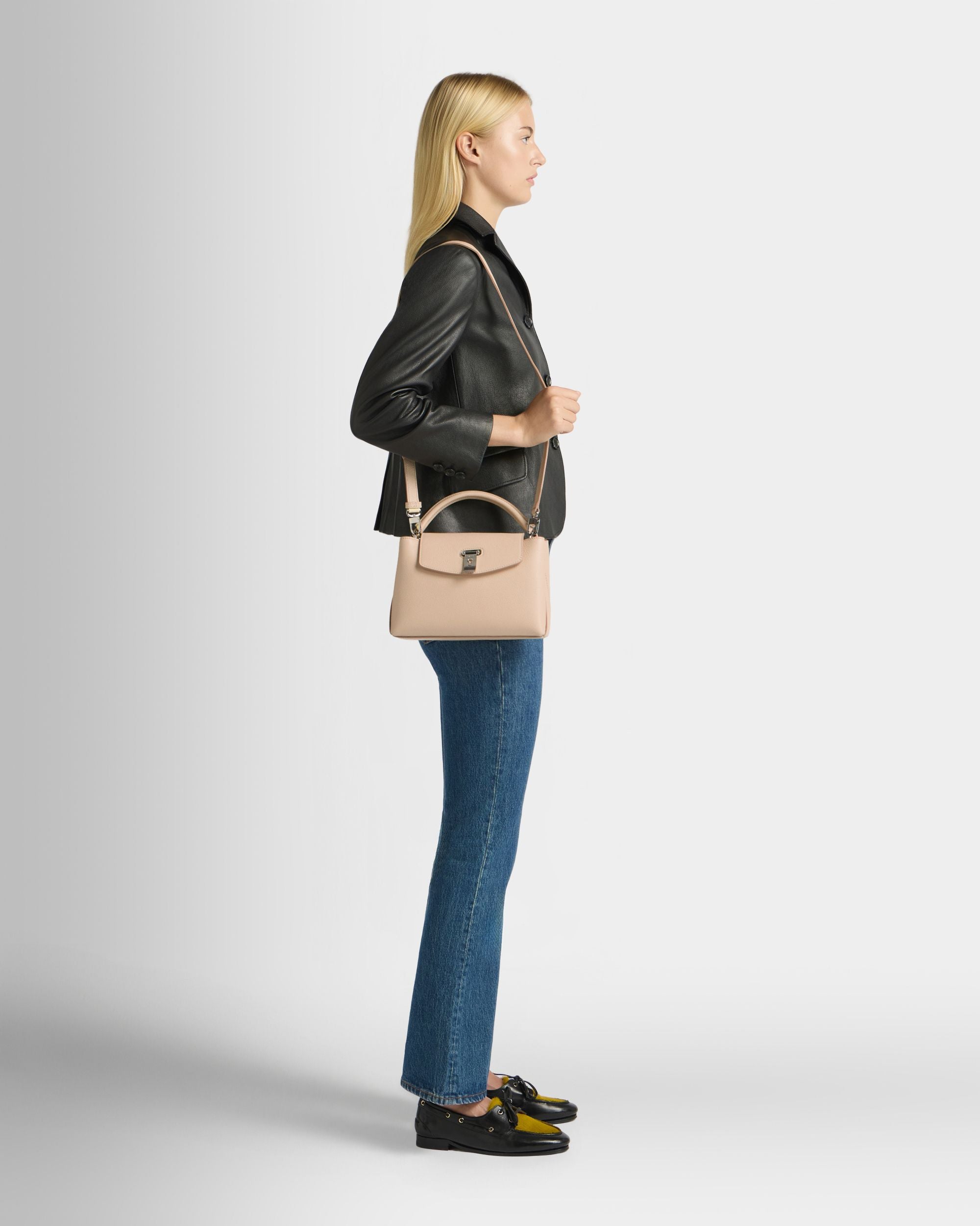 Kleine Lock Me Henkeltasche aus genarbtem Leder in Hellbeige