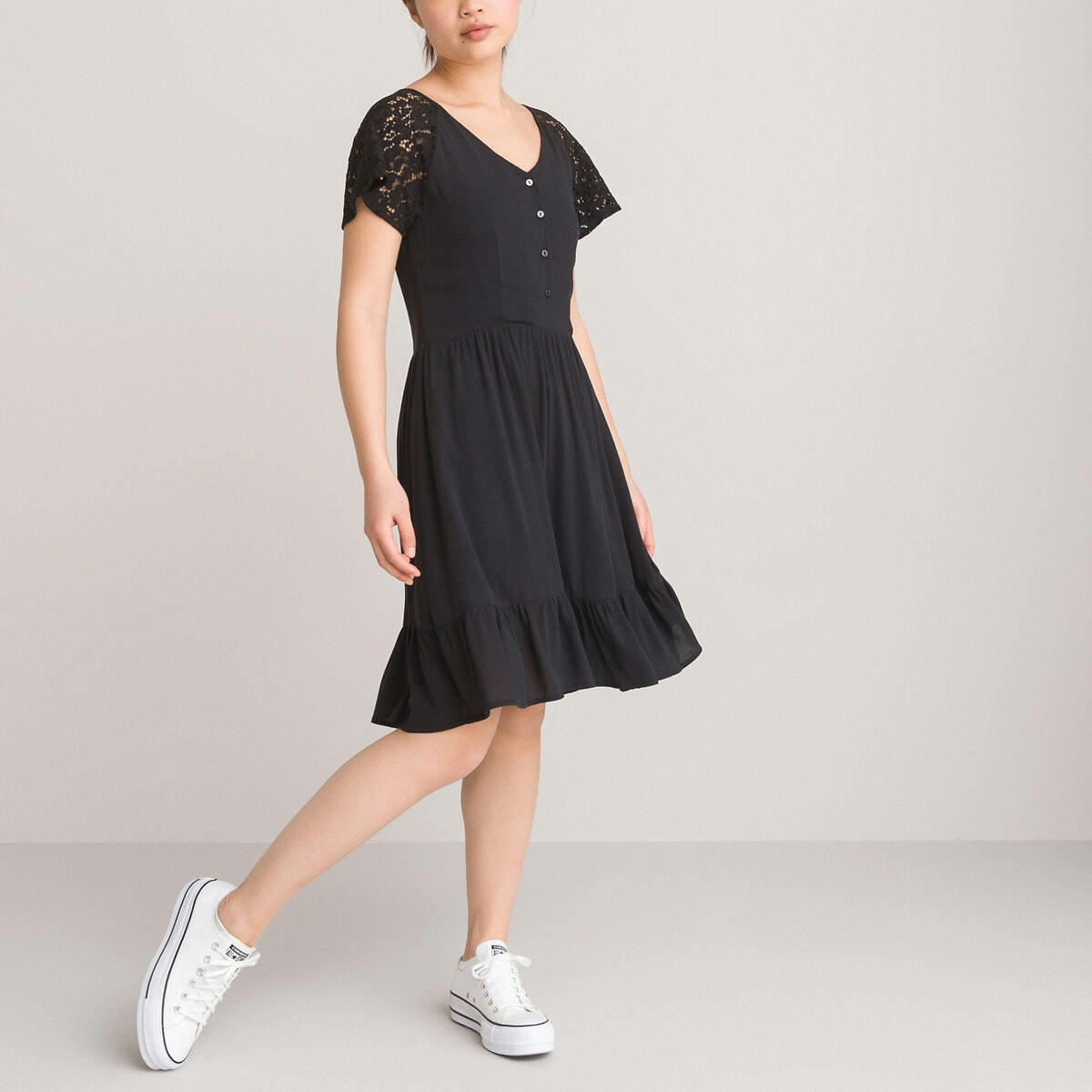 Robe noire manches courtes en dentelle