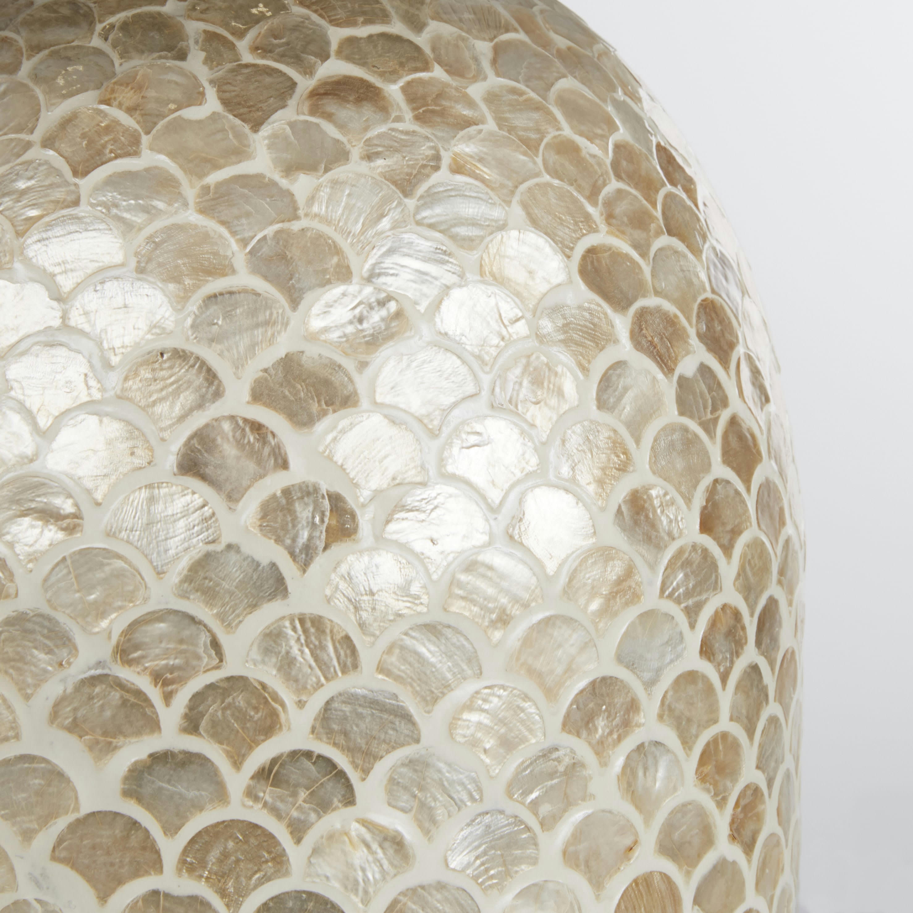 NACREA - Lampe en nacre dorée, bambou et abat-jour en lin blanc