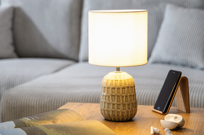 KONSIMO STANDI Lampa stołowa w stylu boho w kolorze kremowym