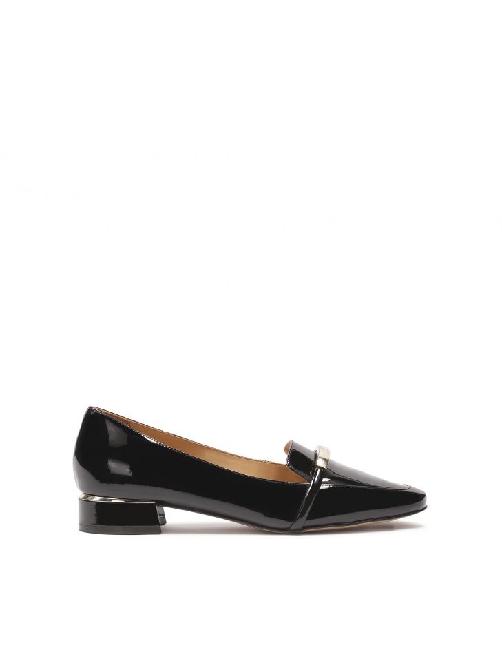 Flat patent leather pumps