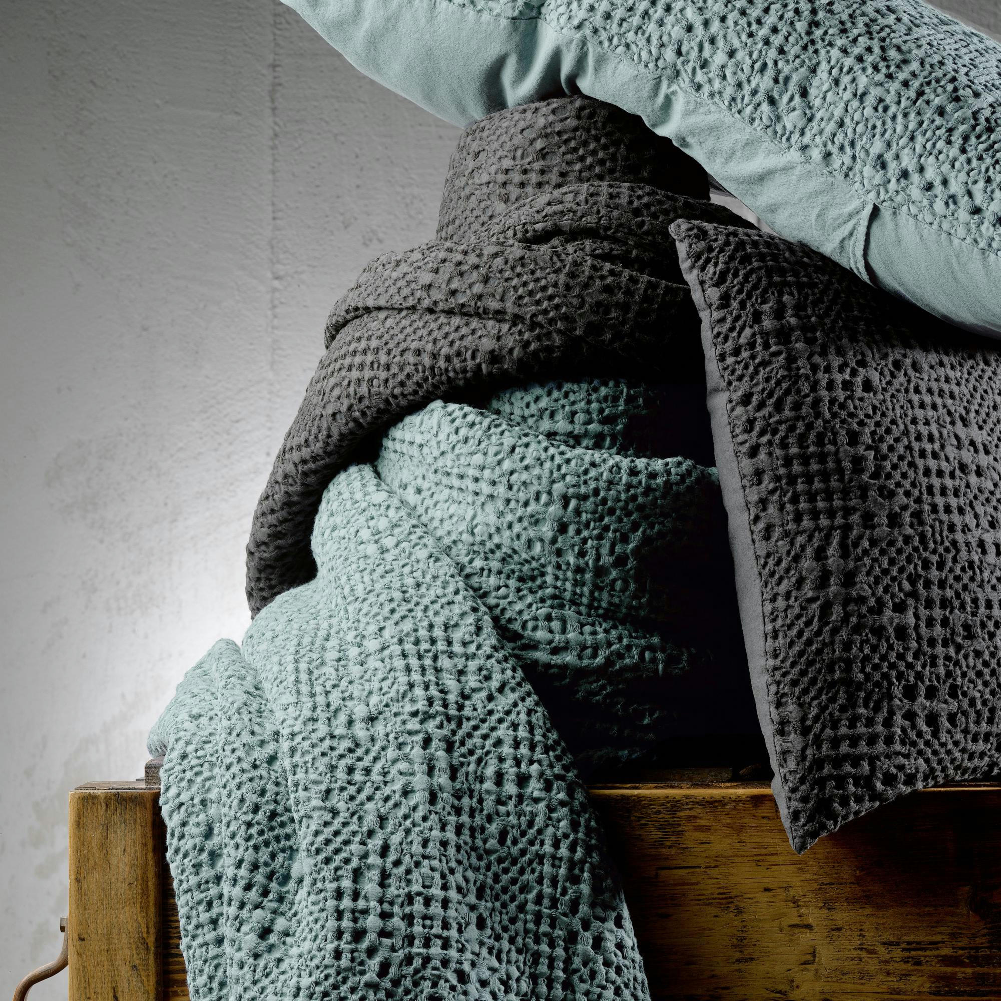 TANA - Jeté stonewashed  en coton vert de gris 240 x 260