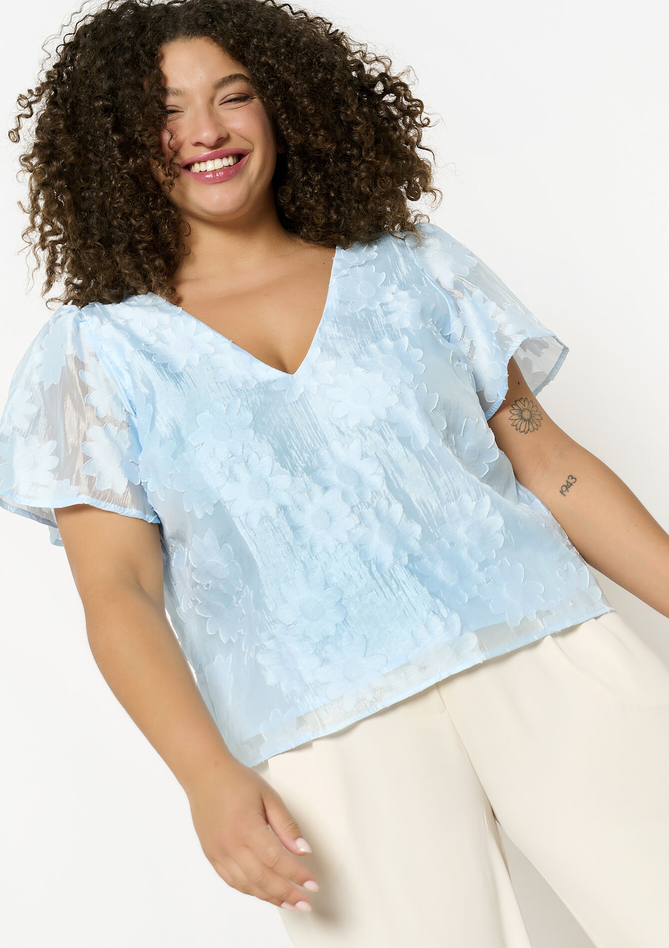 Geborduurde top met strikjes